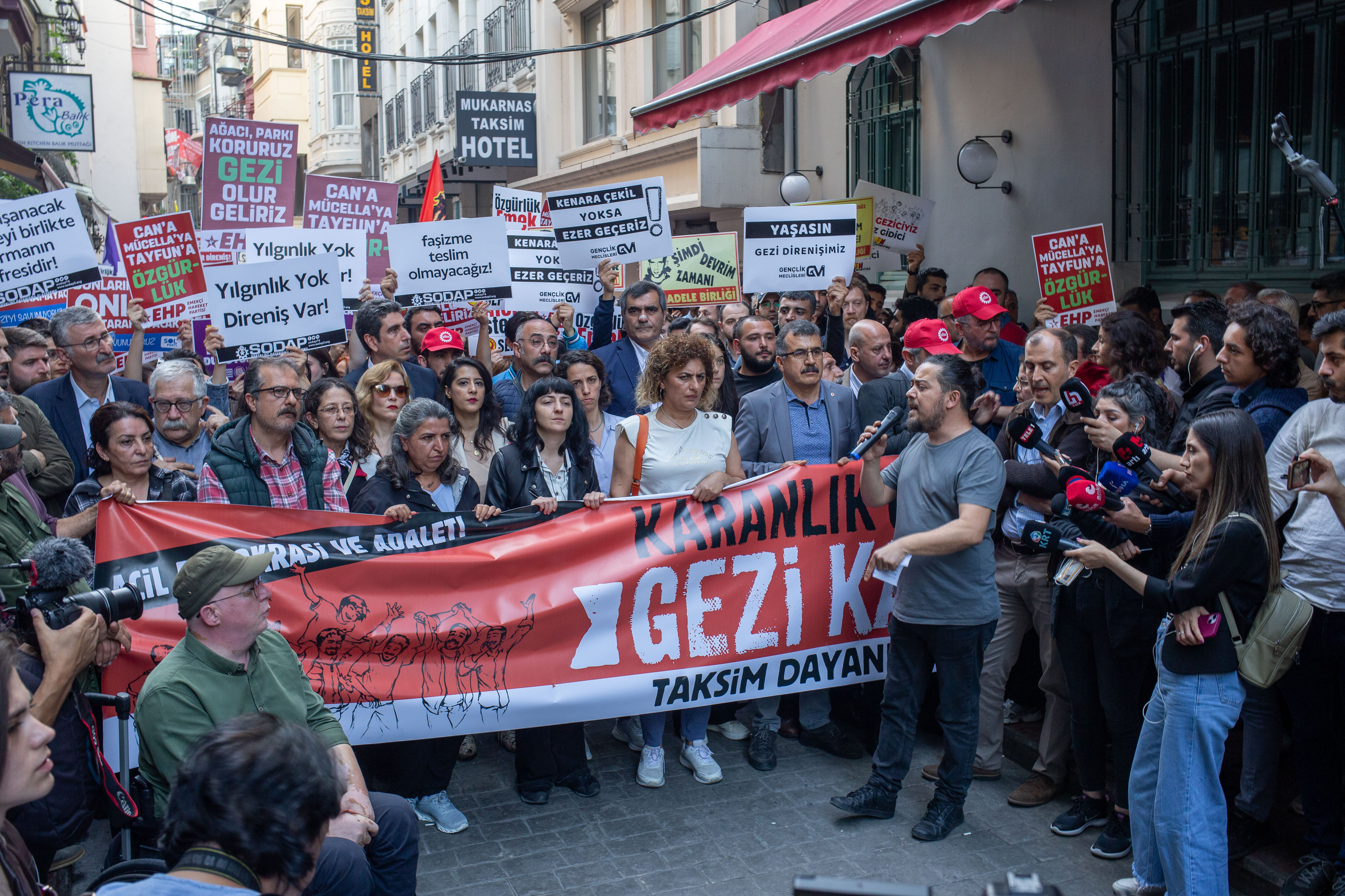 Die Türkische opposition demonstriert gegen Präsident Erdogan