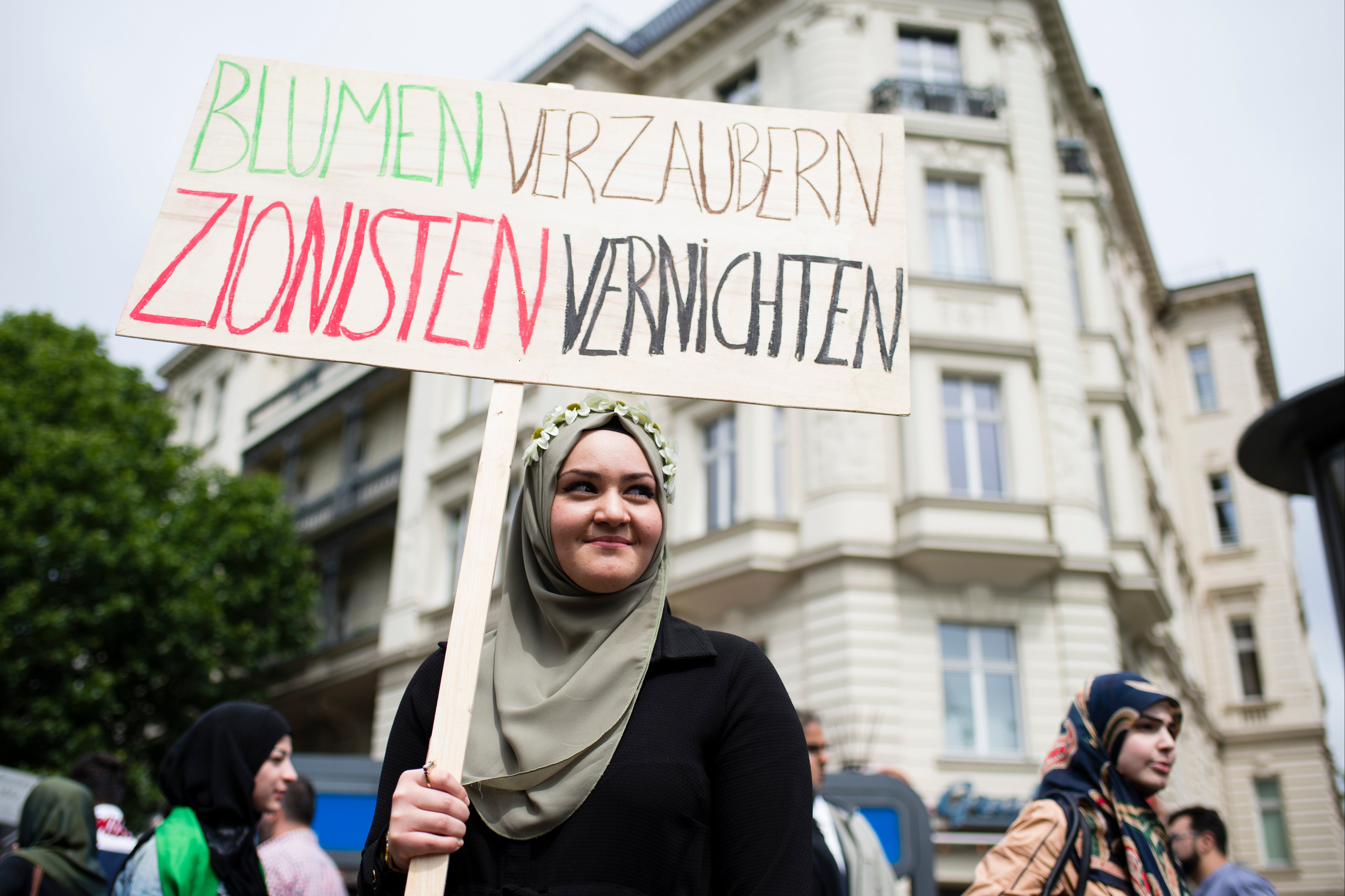 Antizionistischer Slogan auf Demonstration anlässlich des "Al-Kuds-Tag" in Berlin 2015
