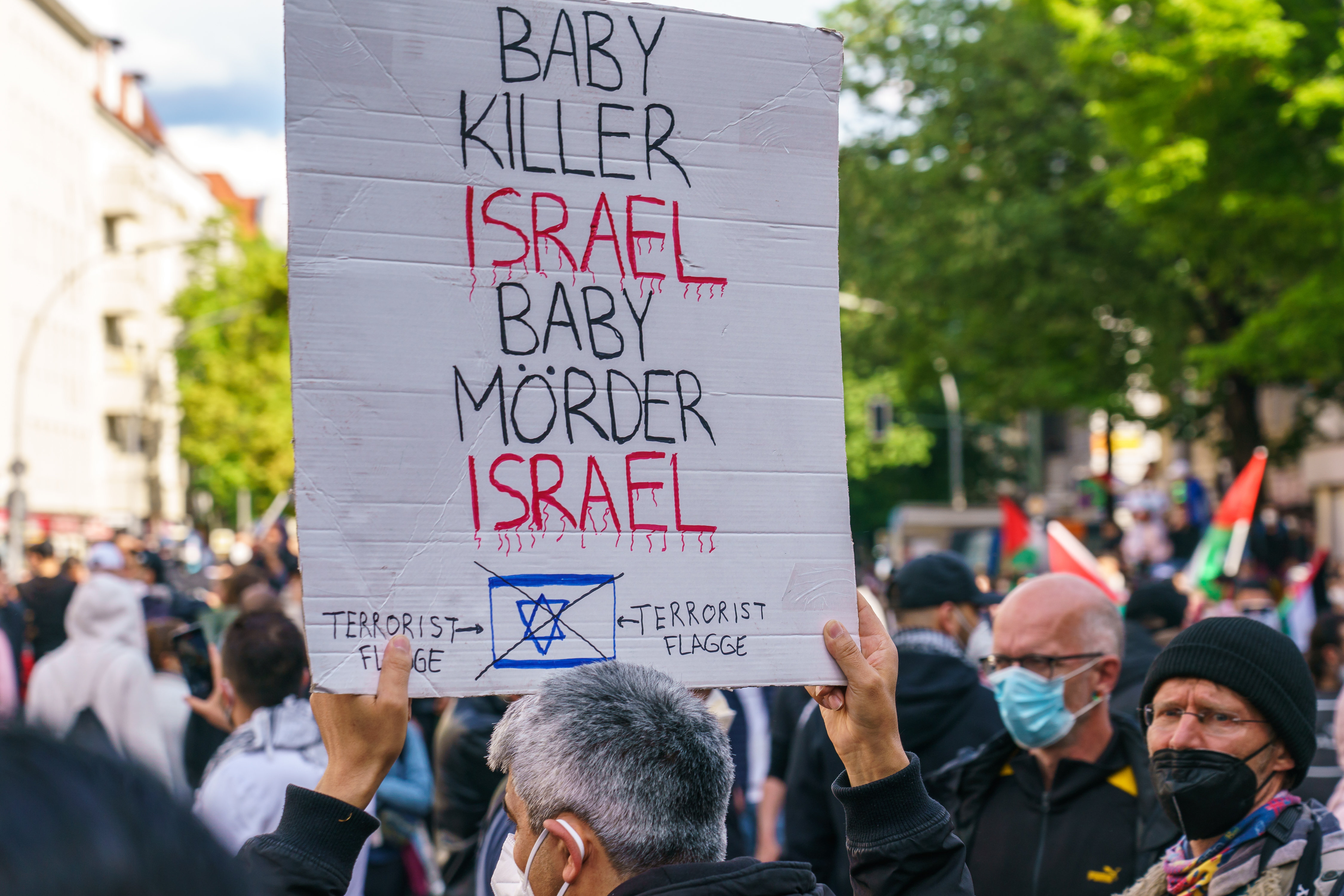 Die Behauptung dieses Demonstrierenden im Mai 2021, Israel ermorde gezielt Kinder, soll den jüdischen Staat als moralisch verkommen dämonisieren.