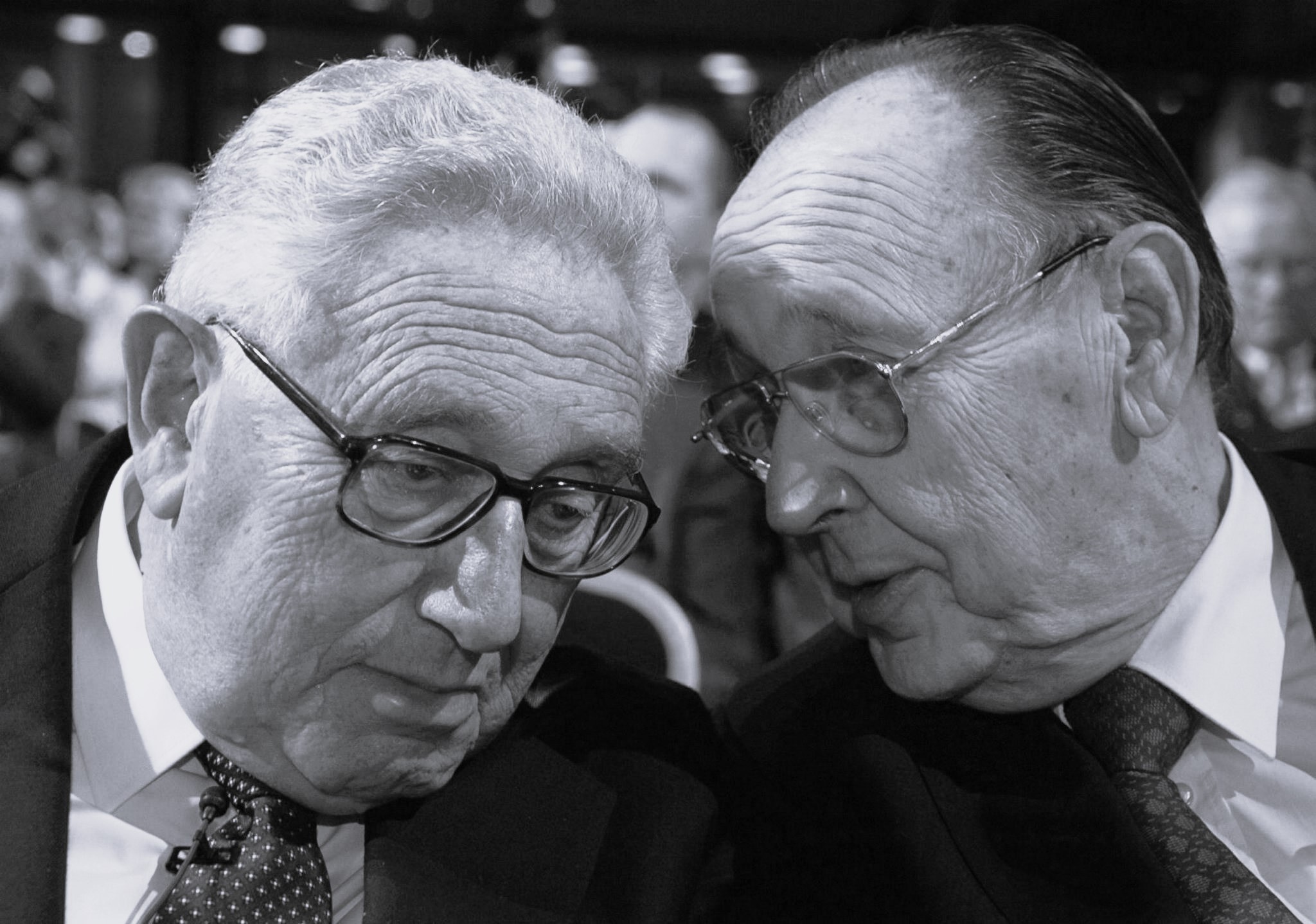 Der ehemalige US-Außenminister Henry Kissinger (L) und der ehemalige deutsche Außenminister Hans-Dietrich Genscher