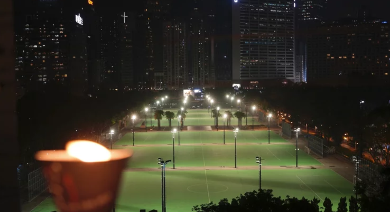 Eine Kerze steht am Freitag, den 4. Juni 2021, in der Nähe des Victoria-Parks in Hongkong. Dort versammelten sich in den vergangenen Jahren immer wieder Menschen zu einer Mahnwache.