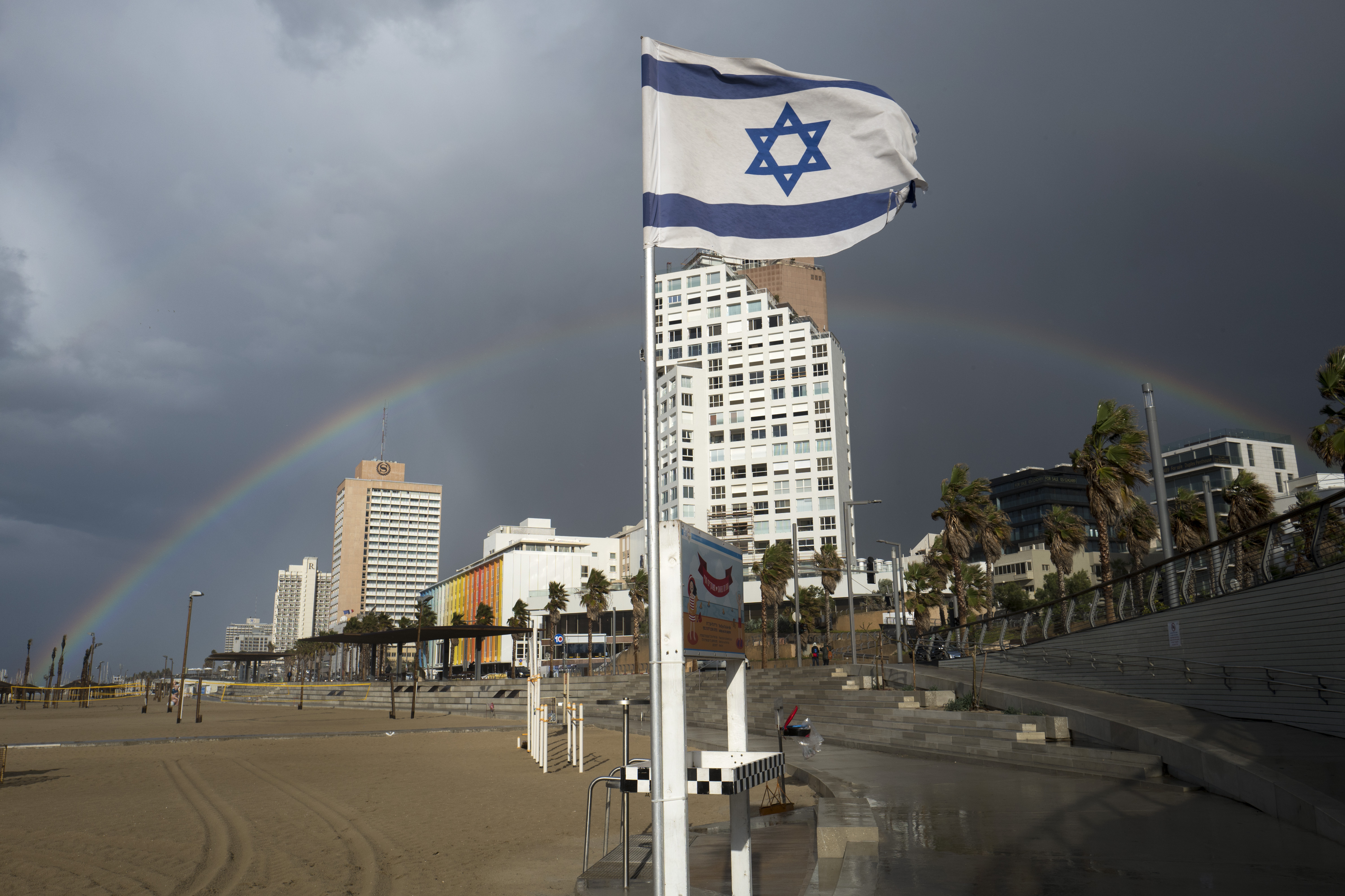 Regenbogen über Tel Aviv am Strand
