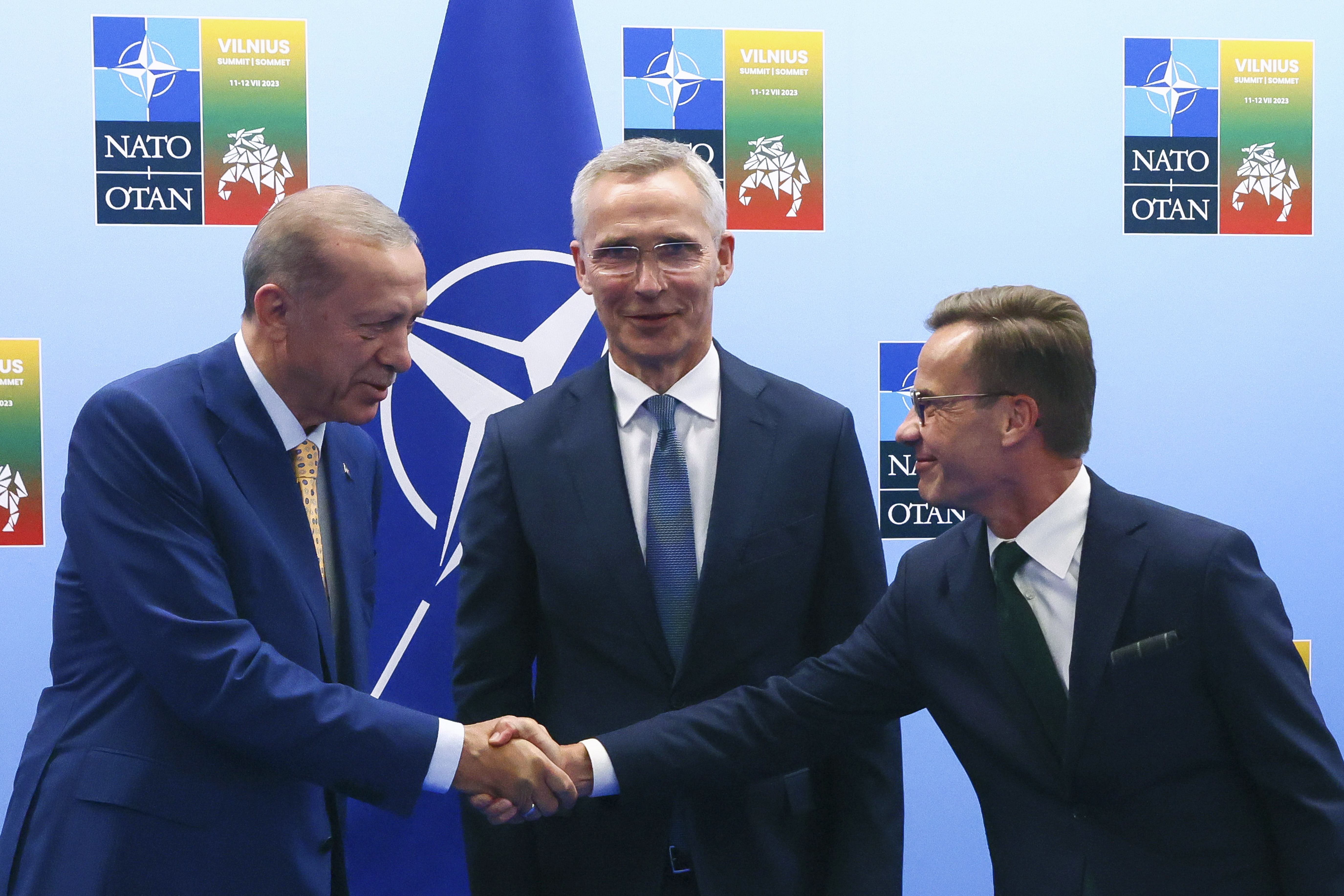 Der türkische Präsident Recep Tayyip Erdogan (links) schüttelt dem schwedischen Ministerpräsidenten Ulf Kristersson (rechts) die Hand, während NATO-Generalsekretär Jens Stoltenberg vor einem Treffen im Vorfeld eines NATO-Gipfels zusieht.