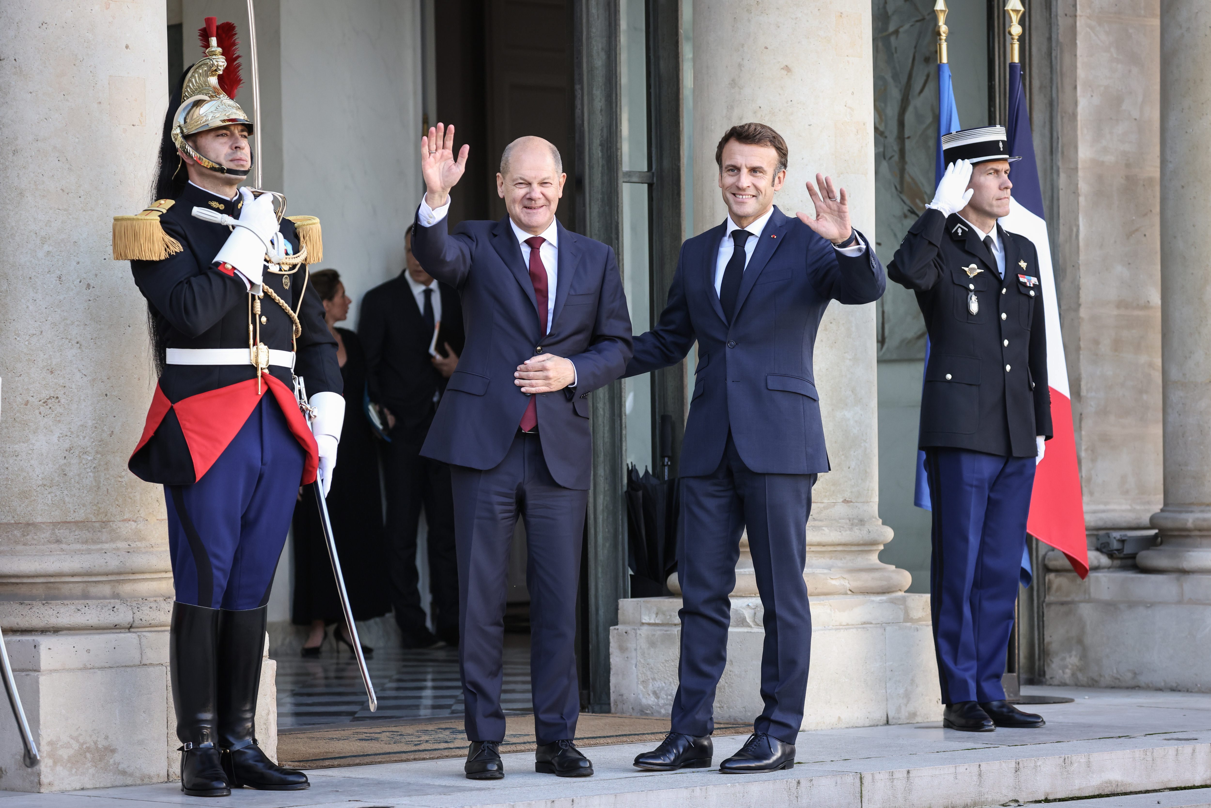 Der französische Präsident Emmanuel Macron und der deutsche Bundeskanzler Olaf Scholz