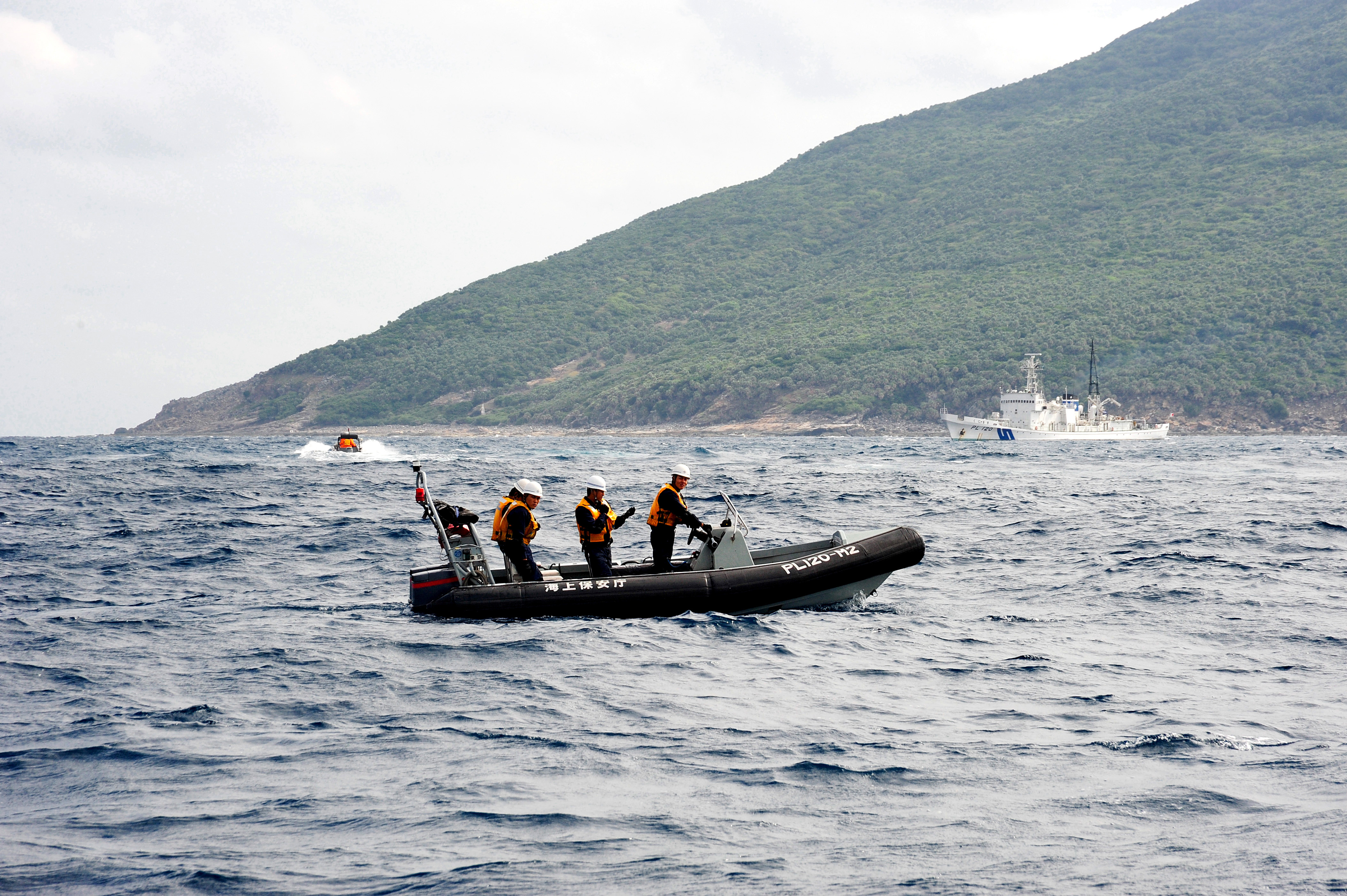 Die japanische Küstenwache patrouilliert im ostchinesischen Meer vor den Senkaku-Inseln.