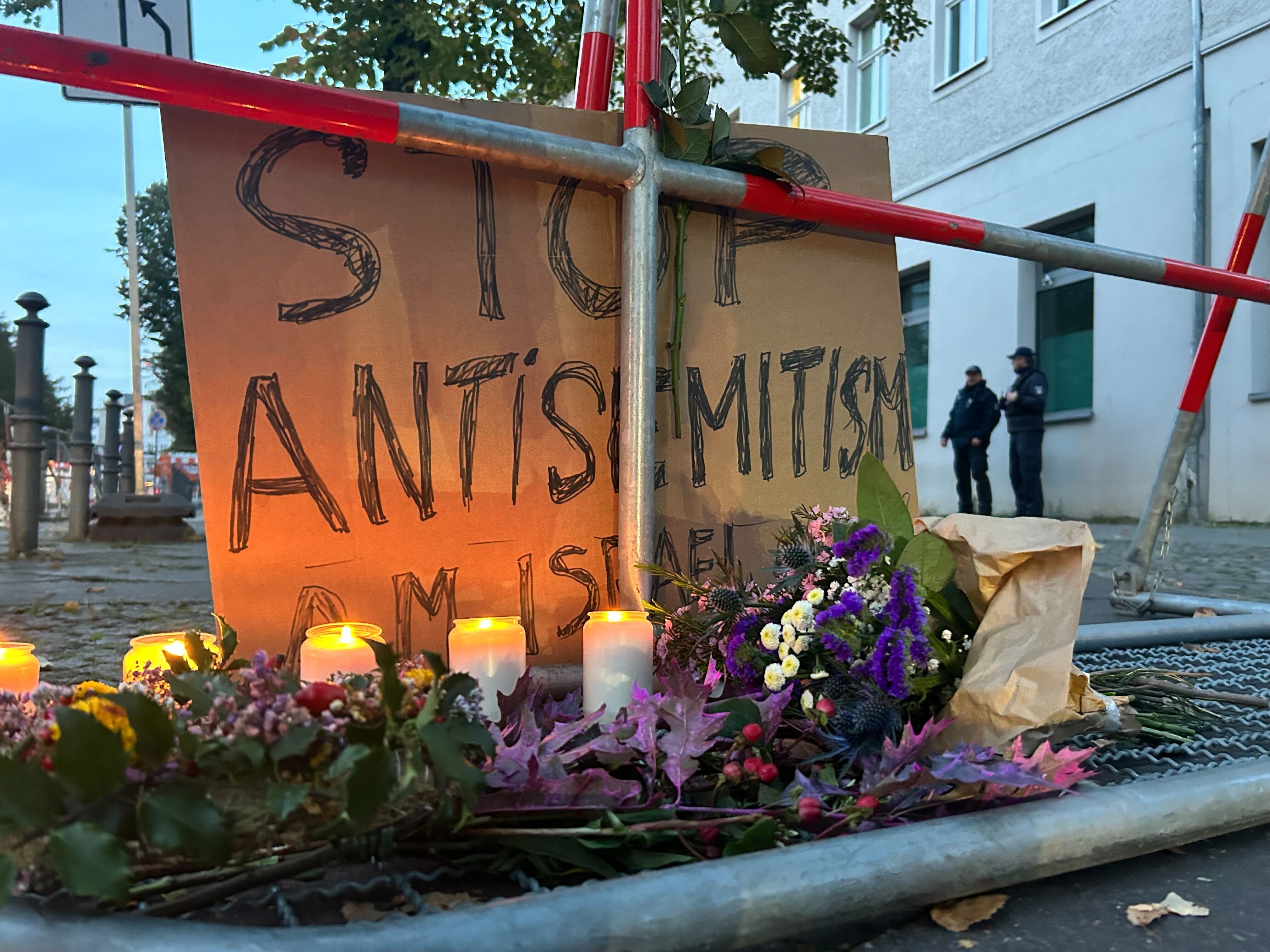 Kerzen stehen vor einem Schild mit der Aufschrift «Stop Antisemitismus» bei einer Mahnwache gegen Antisemitismus nach dem versuchten Brandanschlag in der Nacht zum Mittwoch auf die Synagoge in der Berliner Brunnenstraße. 