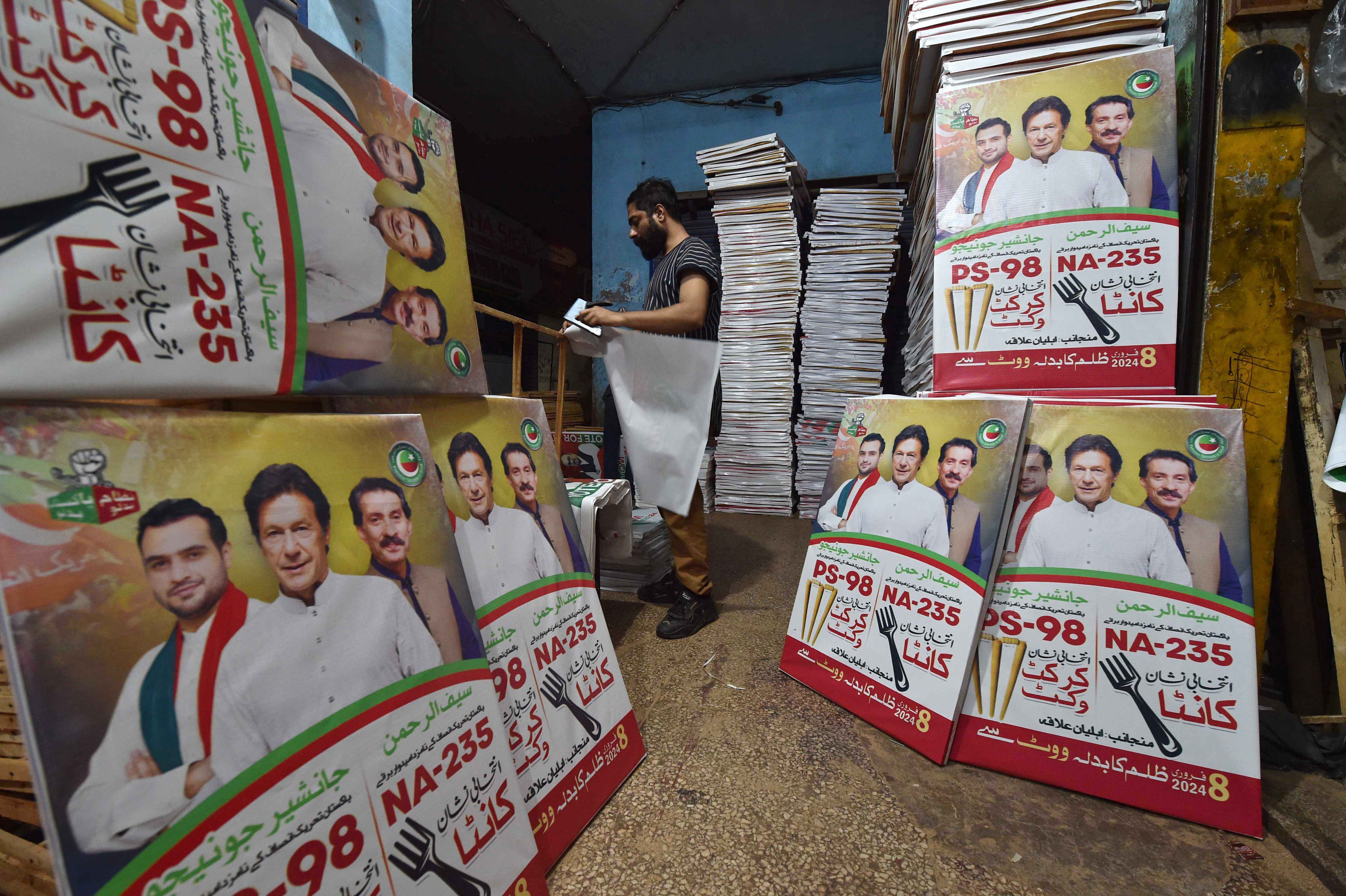 Pakistanische Arbeiter bereiten Wahlplakate der Partei Pakistan Tehrik-e-Insaf des inhaftierten ehemaligen Premierministers Imran Khan im Vorfeld der Parlamentswahlen in Karachi, Pakistan, vor