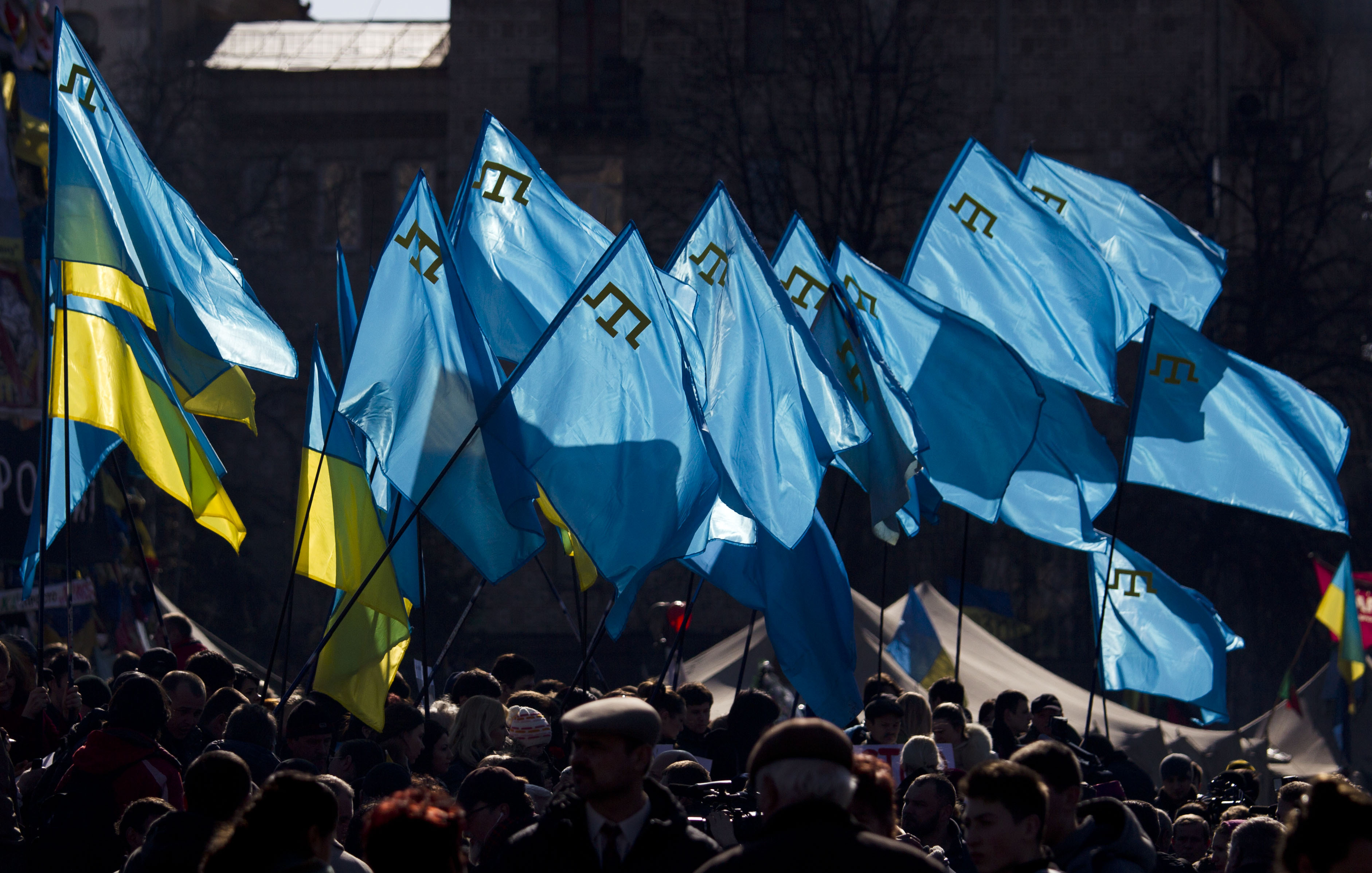 Demonstranten halten ukrainische und krimtatarische Flaggen während einer Demonstration zur Unterstützung der Krimtataren auf dem Unabhängigkeitsplatz in Kiew, Ukraine, Samstag, 8. März 2014. 