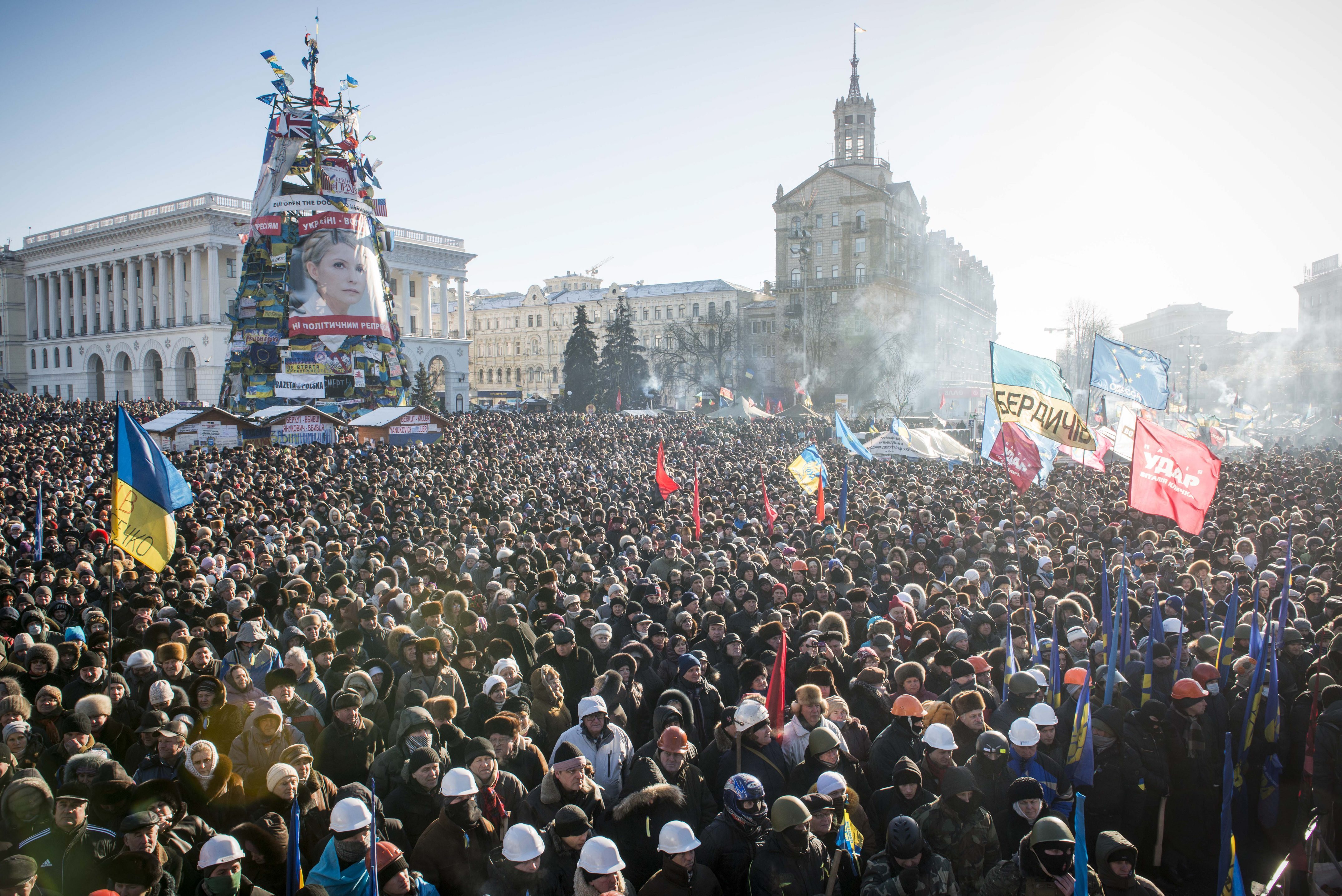 Regierungskritische Demonstranten nehmen an einer Demonstration auf dem Maidan-Platz in Kiew teil.