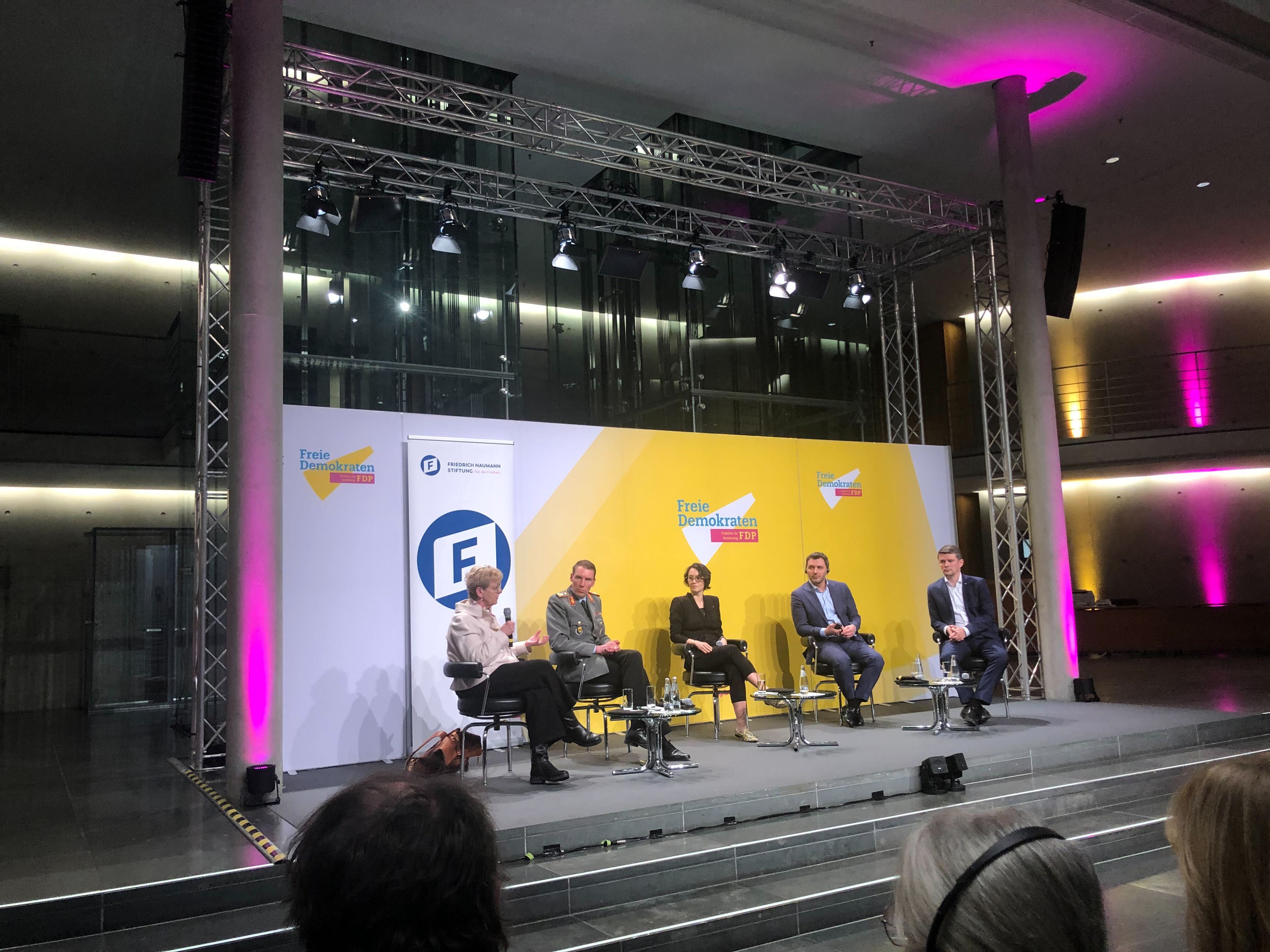 Dr. Stefanie Babst, Generalmajor Dr. Chrstian Freuding, Jessica Berlin, Yehor Cherniev und Dr. Marcus Faber im Gespräch. 