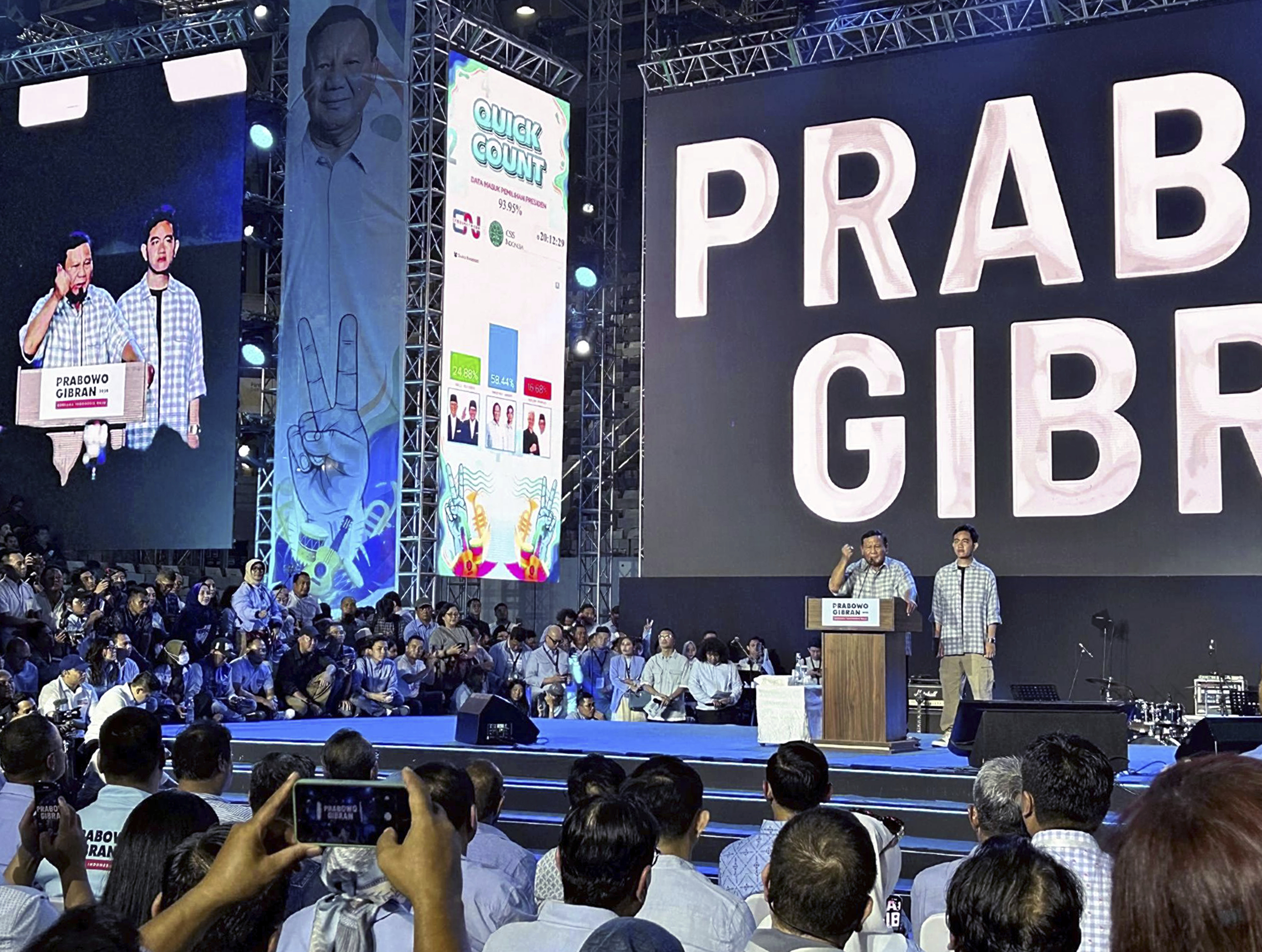 Prabowo Subianto erklärt seinen Sieg bei den indonesischen Präsidentschaftswahlen zusammen mit seinem ältesten Sohn, der Vizepräsident sein wird, in Jakarta, Indonesien