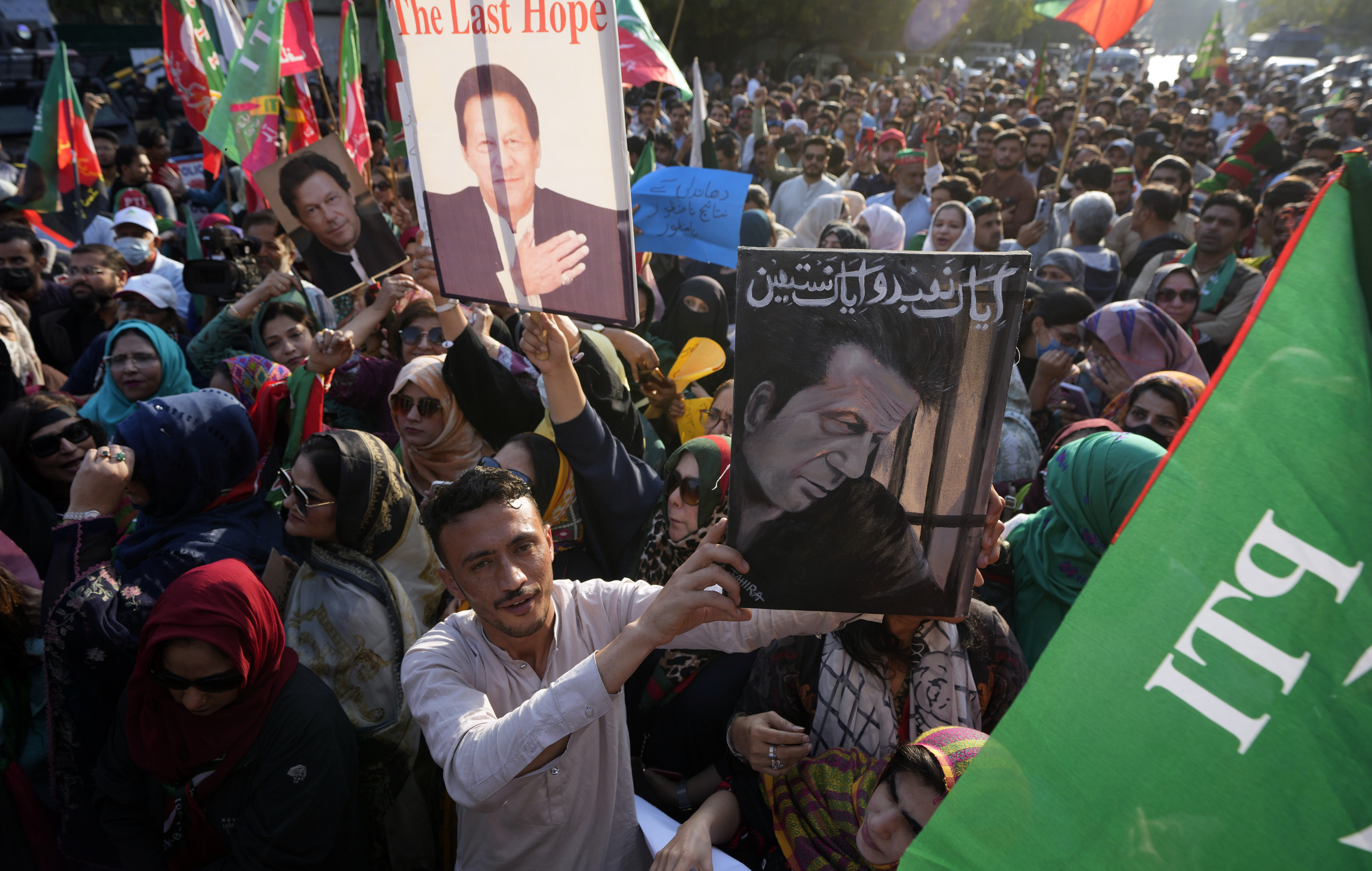 Anhänger der Partei des inhaftierten ehemaligen pakistanischen Premierministers Imran Khan protestieren in Karachi, Pakistan, mit Parolen gegen die Verzögerung der Parlamentswahlen durch die pakistanische Wahlkommission.