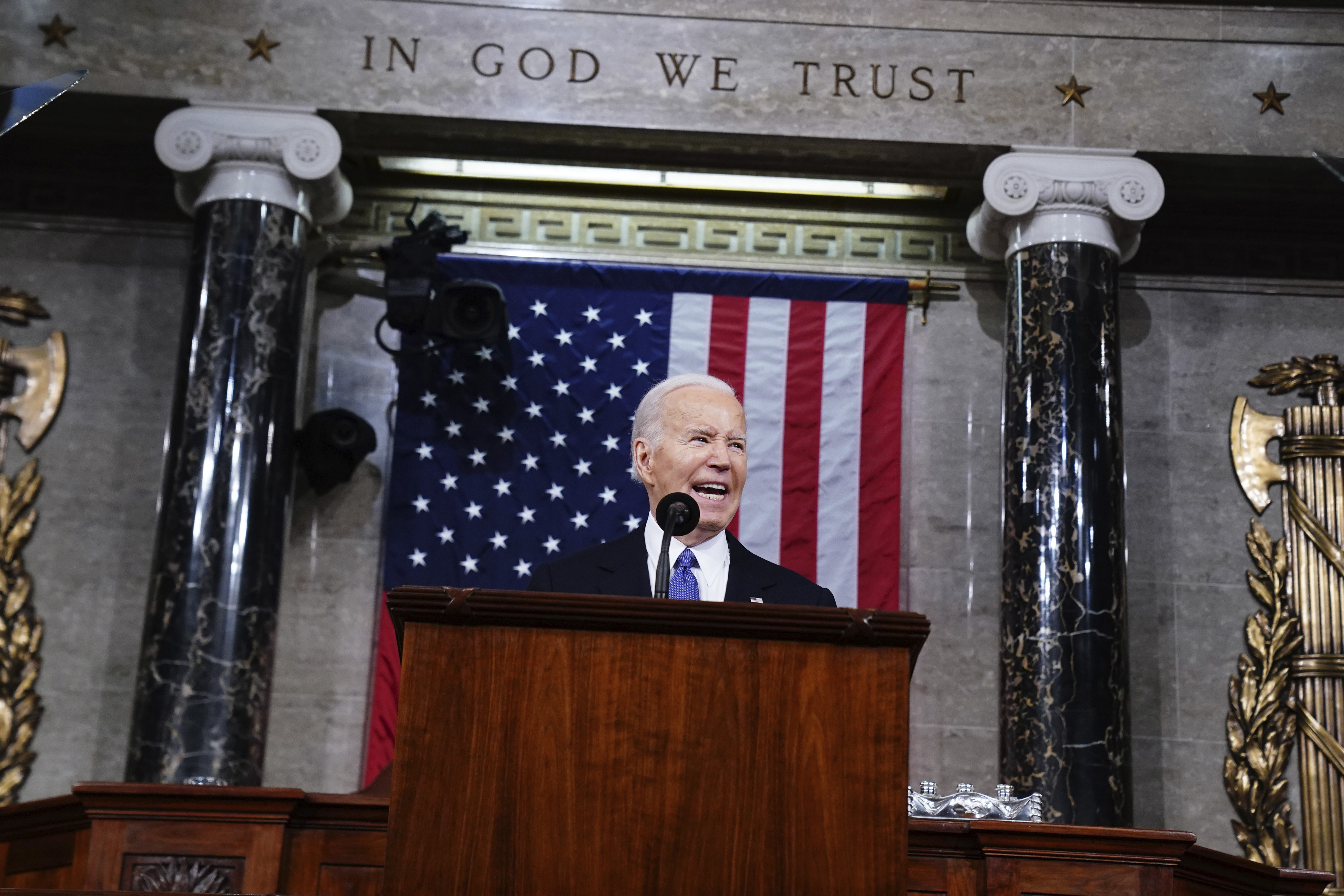 Joe Biden spricht frisch vor US Flagge und dem Text "In God we trust" seine State of the Union Rede