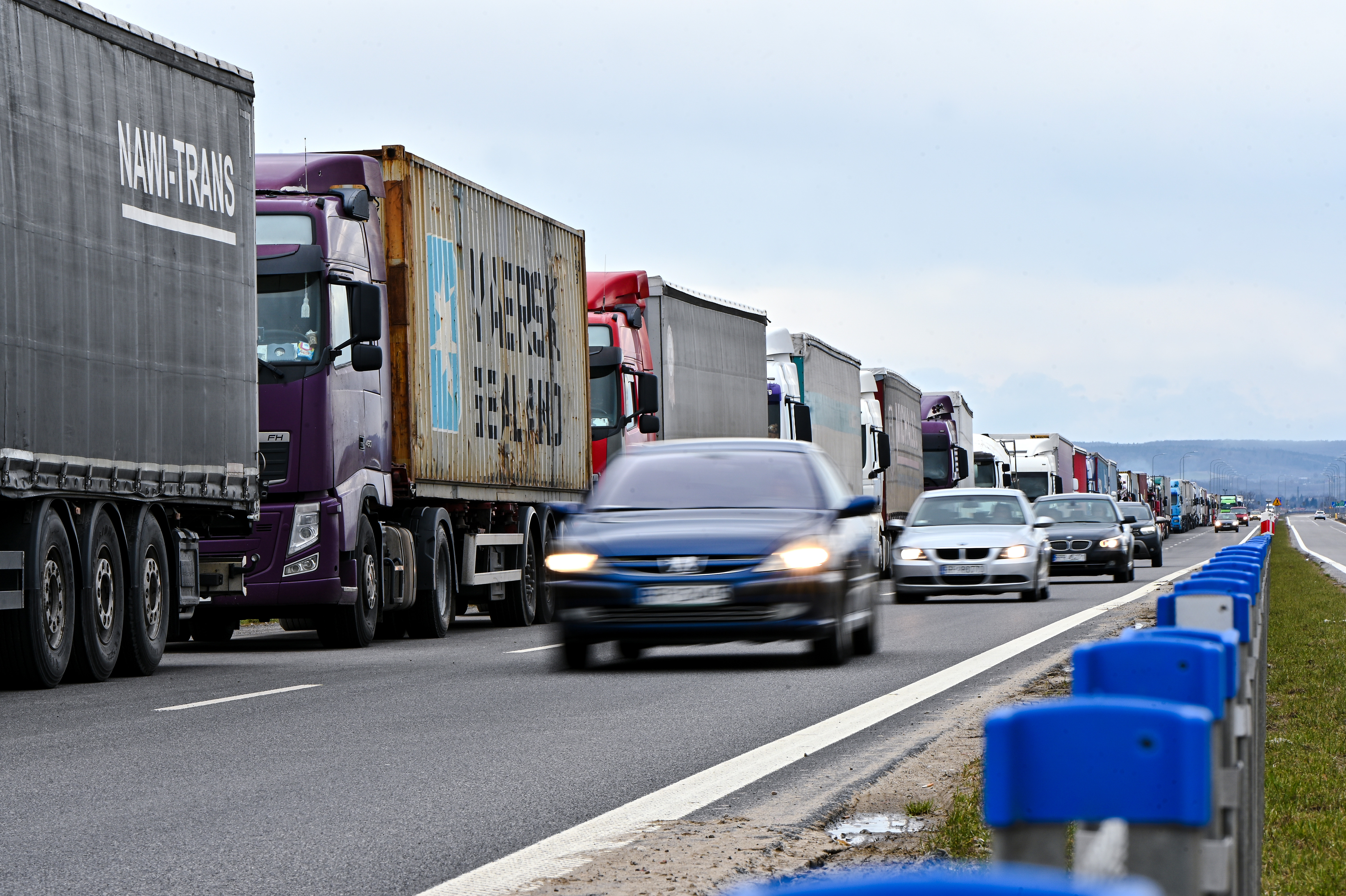 Lastwagen ukrainischer Spediteure bleiben am Grenzübergang an der ukrainisch-polnischen Grenze blockiert, Region Lviv, Westukraine