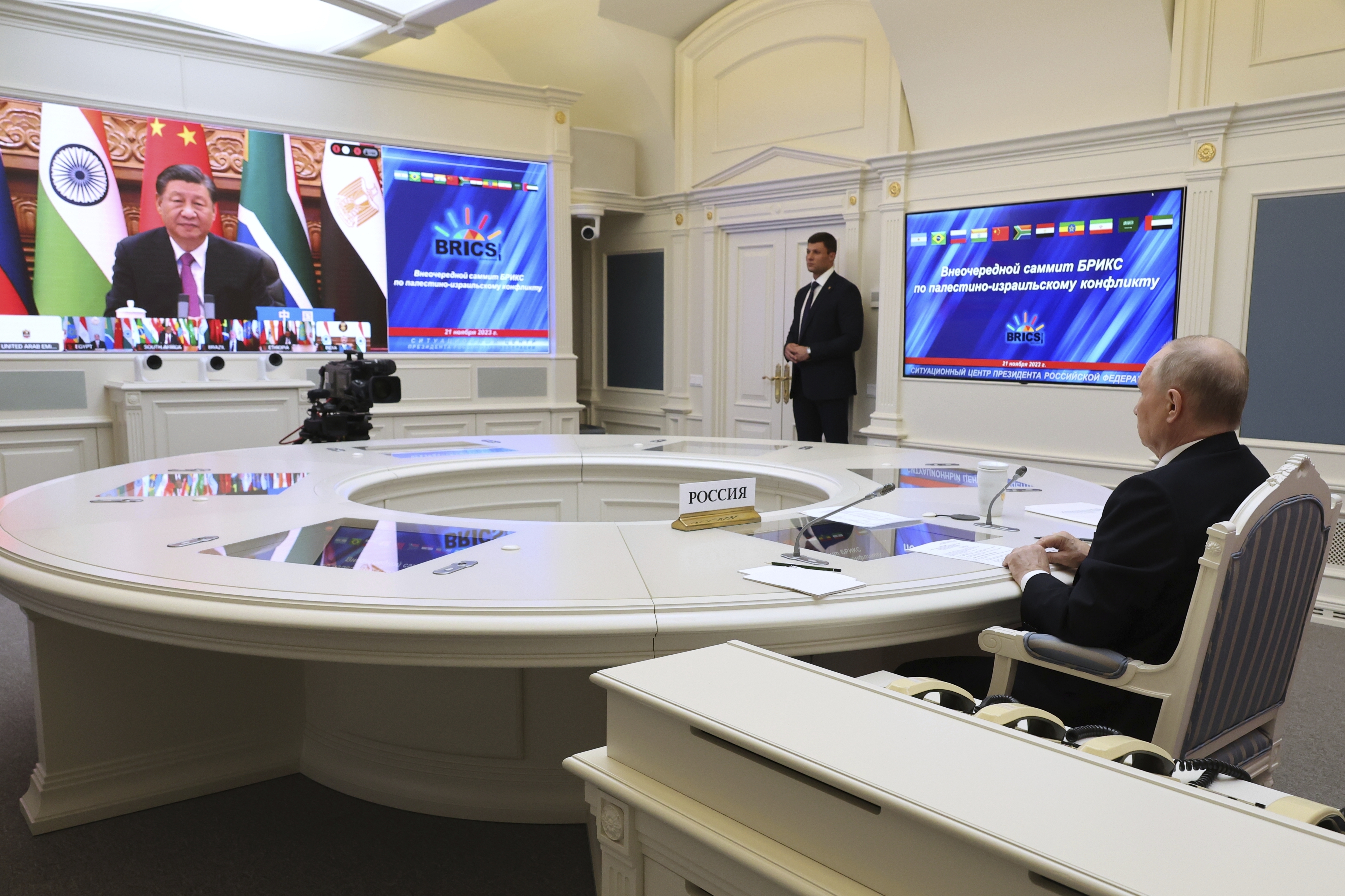 Der russische Präsident Wladimir Putin nimmt per Videokonferenz an einem außerordentlichen BRICS-Gipfel teil, während Chinas Präsident Xi Jinping auf dem Bildschirm zu sehen ist.