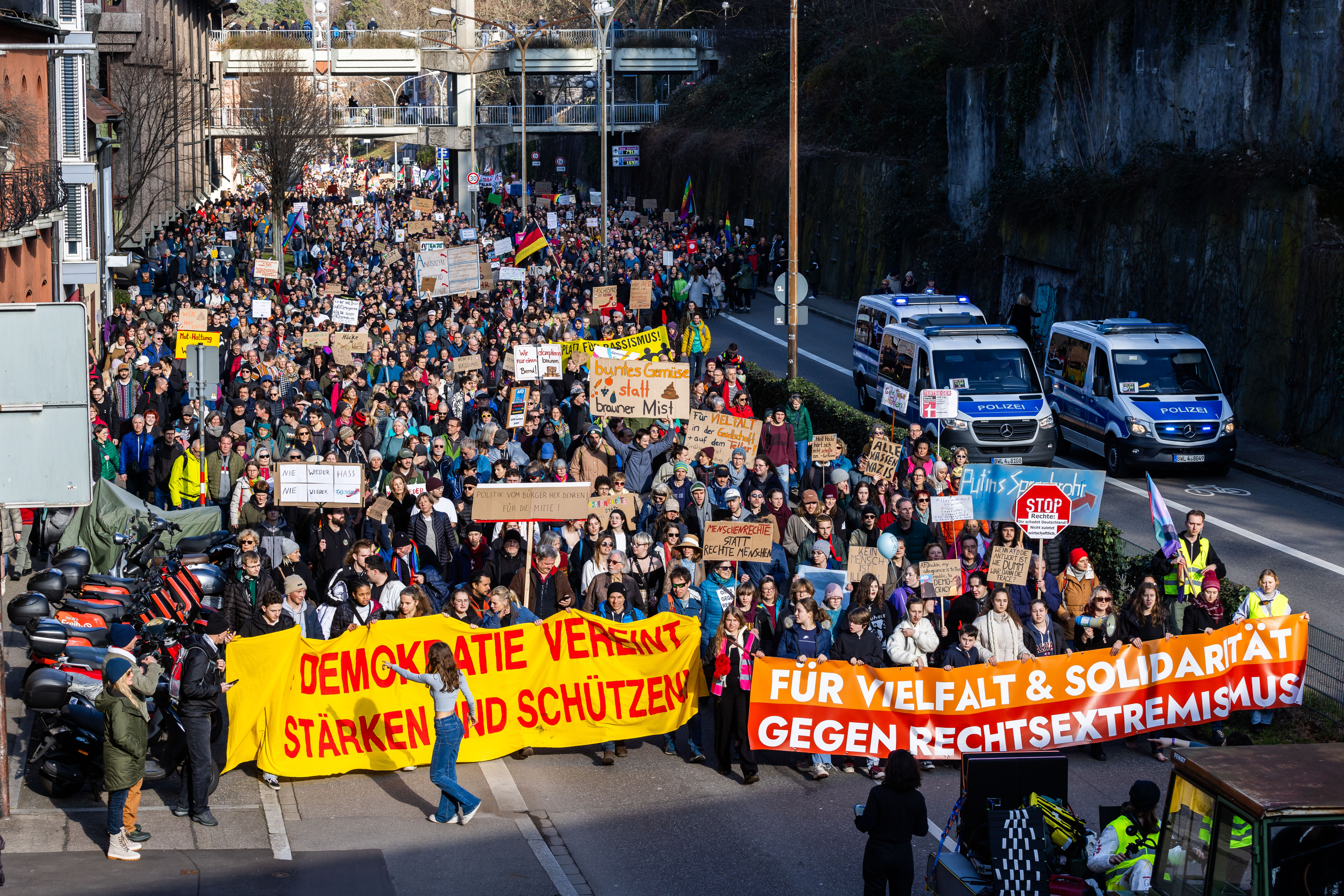 Viele Menschen gehen während einer Demonstration durch Freiburg und demonstrieren gegen rechts während sie Banner mit Aufschriften wie "Für Vielfalt & Solidarität gegen Rechtsextremismus", "# Demokratie vereint stärken und schützen!" oder "Menschenrechte statt rechte Menschen" tragen. Mit der Demonstration wollen die Teilnehmer ein Zeichen des Widerstands gegen rechtsextreme Umtriebe setzen. 
