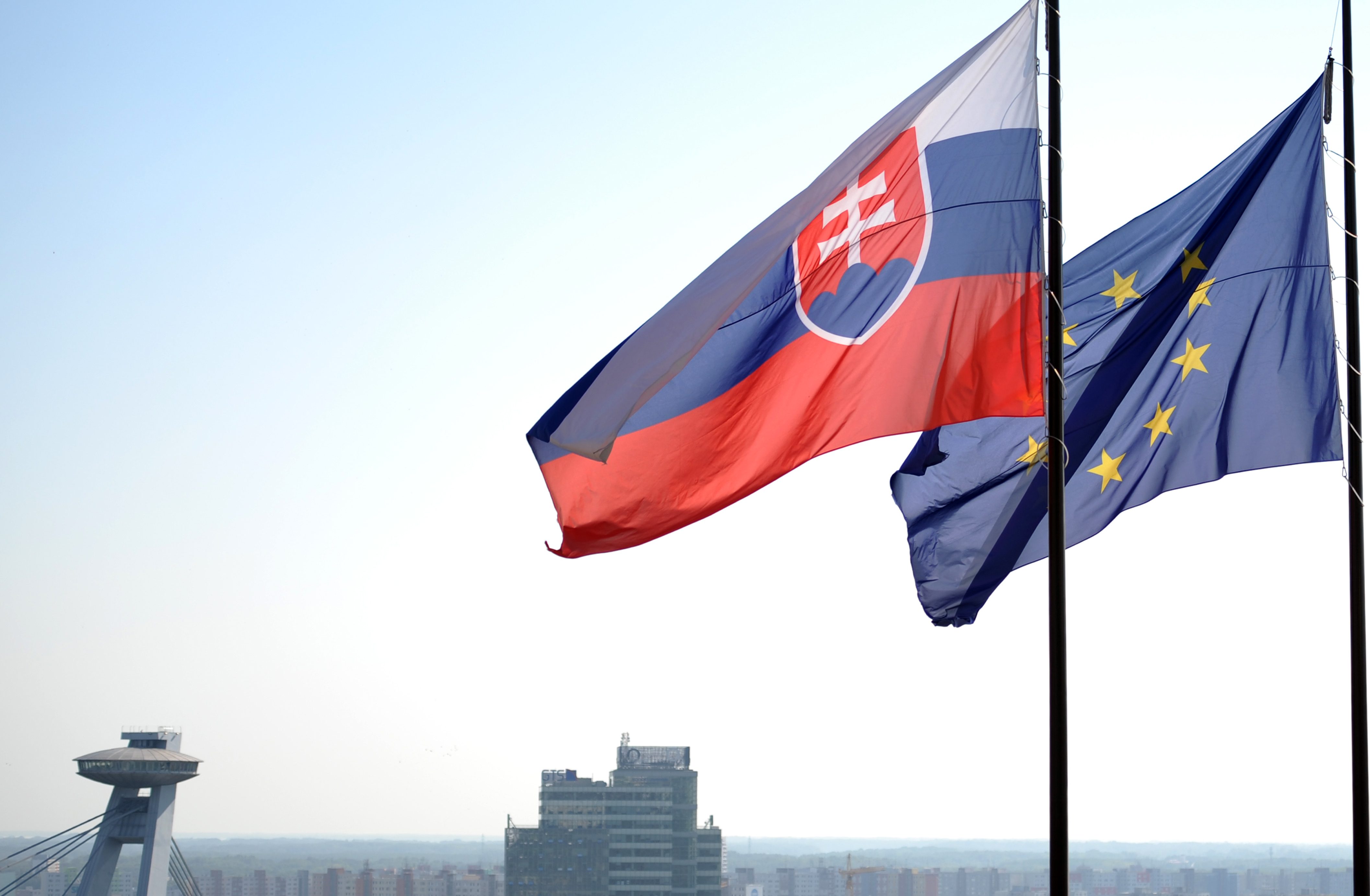 Die Flagge der EU und die slowakische Flagge