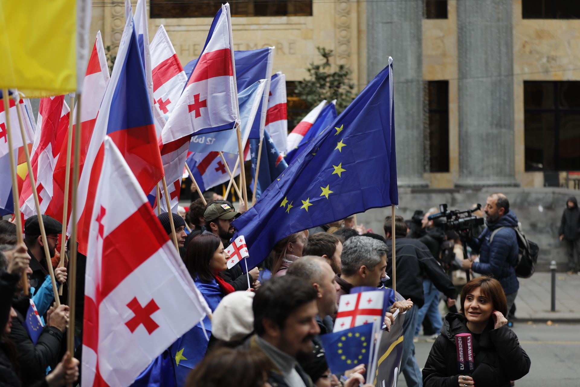 Teilnehmer schwenken eine riesige EU-Flagge, die die europäischen Bestrebungen der gesamten georgischen Gesellschaft symbolisiert, während eines Marsches, der vom Platz der Ersten Republik zum Europaplatz führt, um Georgiens Bewerbung um die EU-Mitgliedschaft am 9. Dezember 2023 in Tiflis, Georgien, zu unterstützen. 