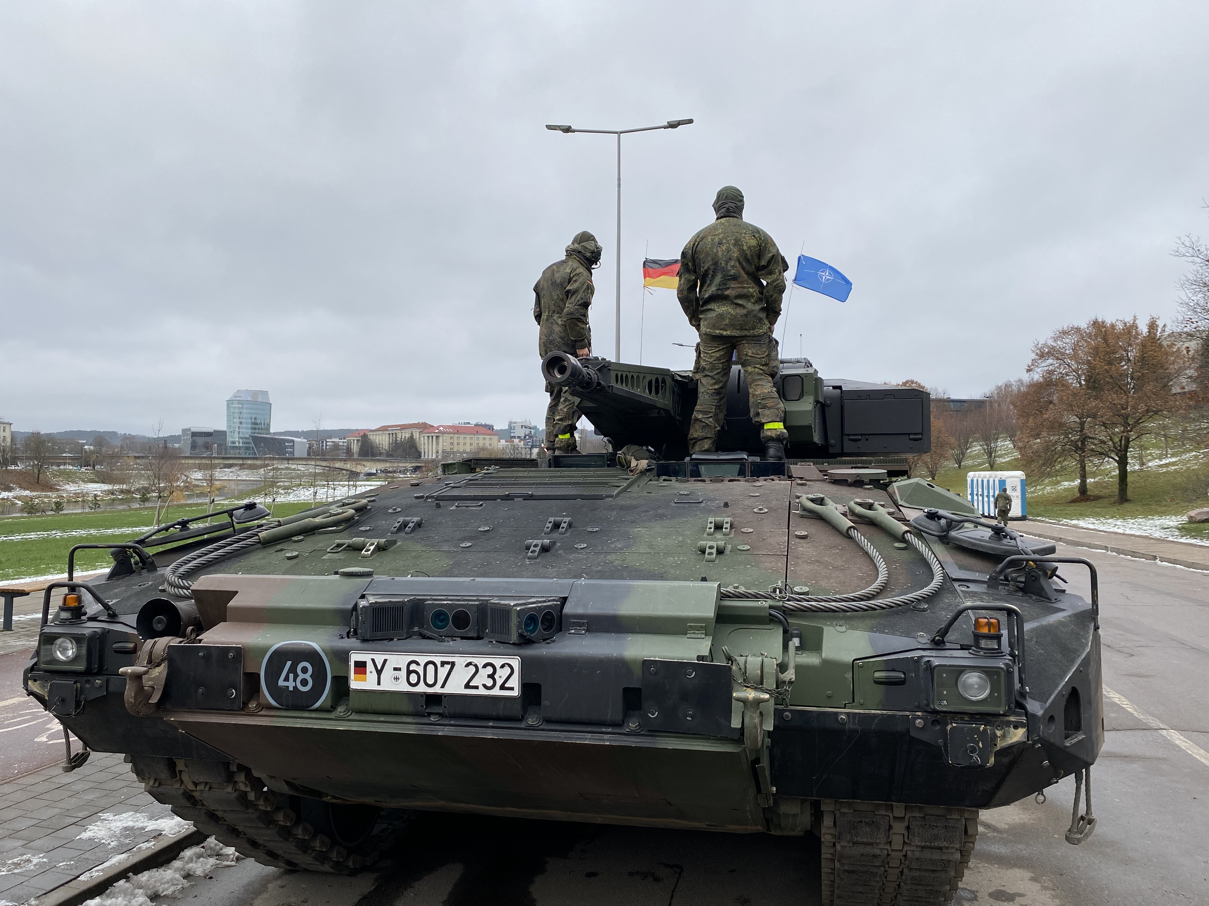 Zwei deutsche Soldaten stehen auf einem Schützenpanzer Puma vor der Militärparade.