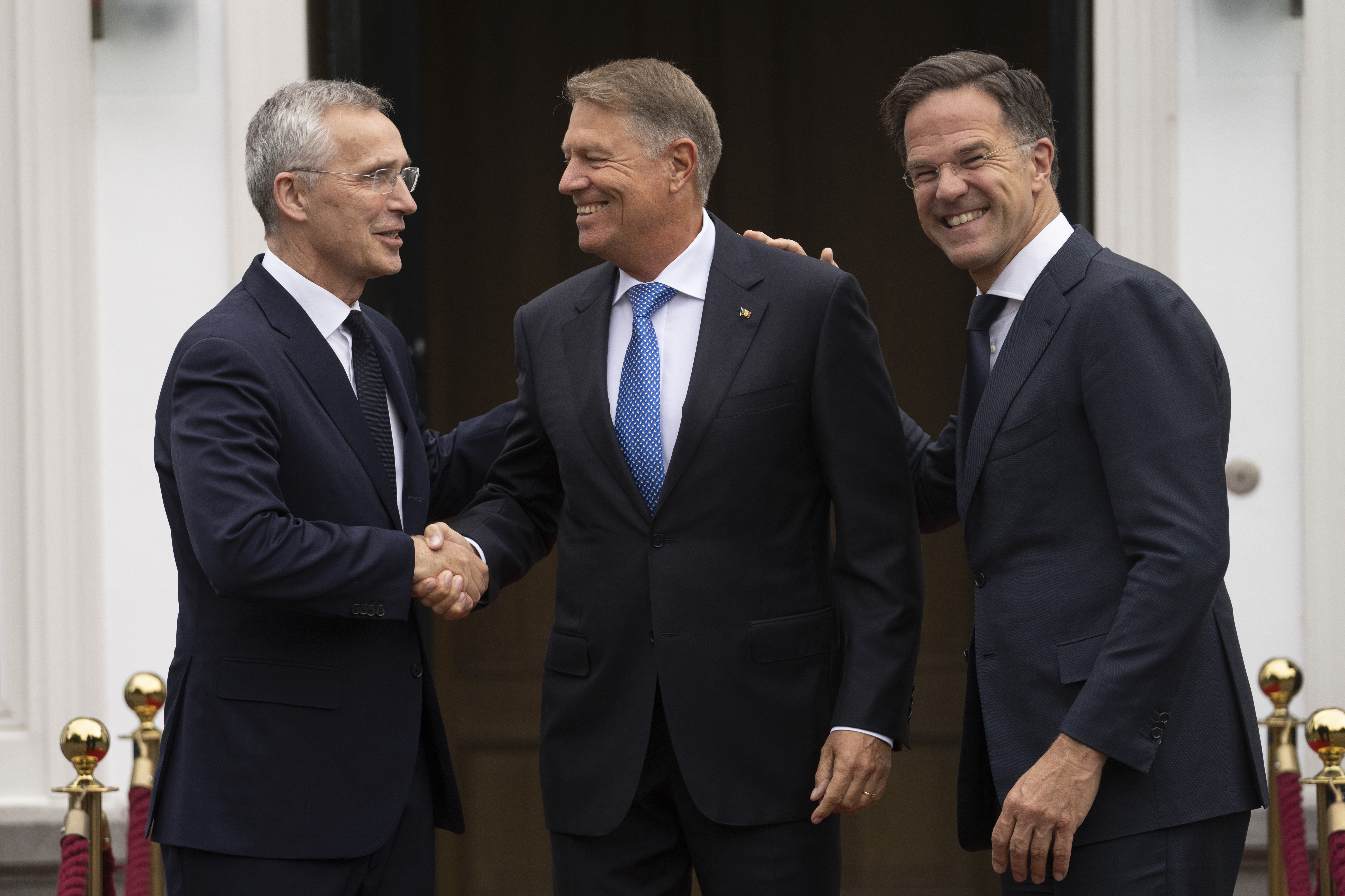 Rumäniens Präsident Klaus Iohannis (Mitte), NATO-Generalsekretär Jens Stoltenberg (links) und der niederländische Premierminister Mark Rutte (rechts) 