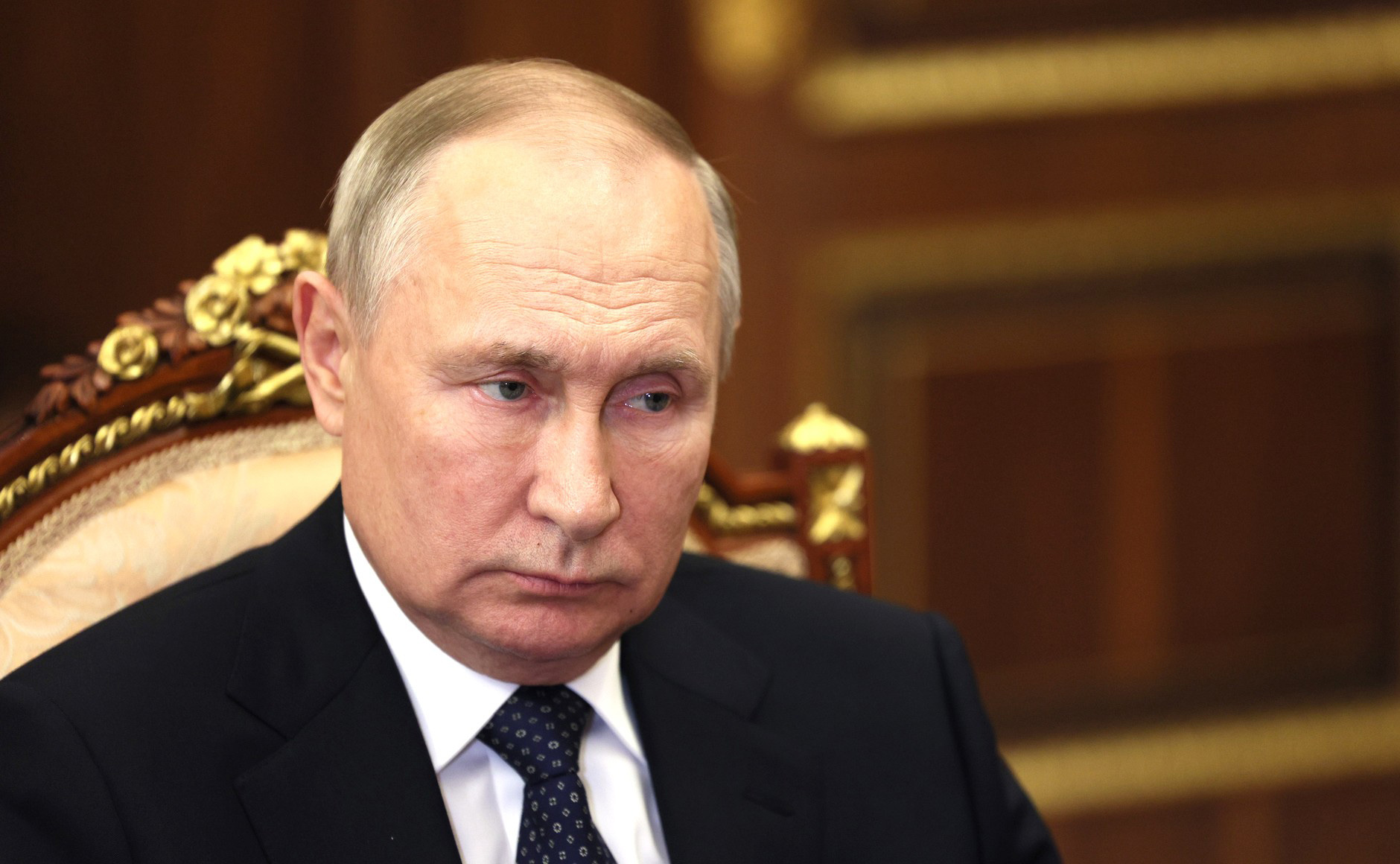 Russlands Präsident Wladimir Putin blickt versonnen an der Kamera vorbei.