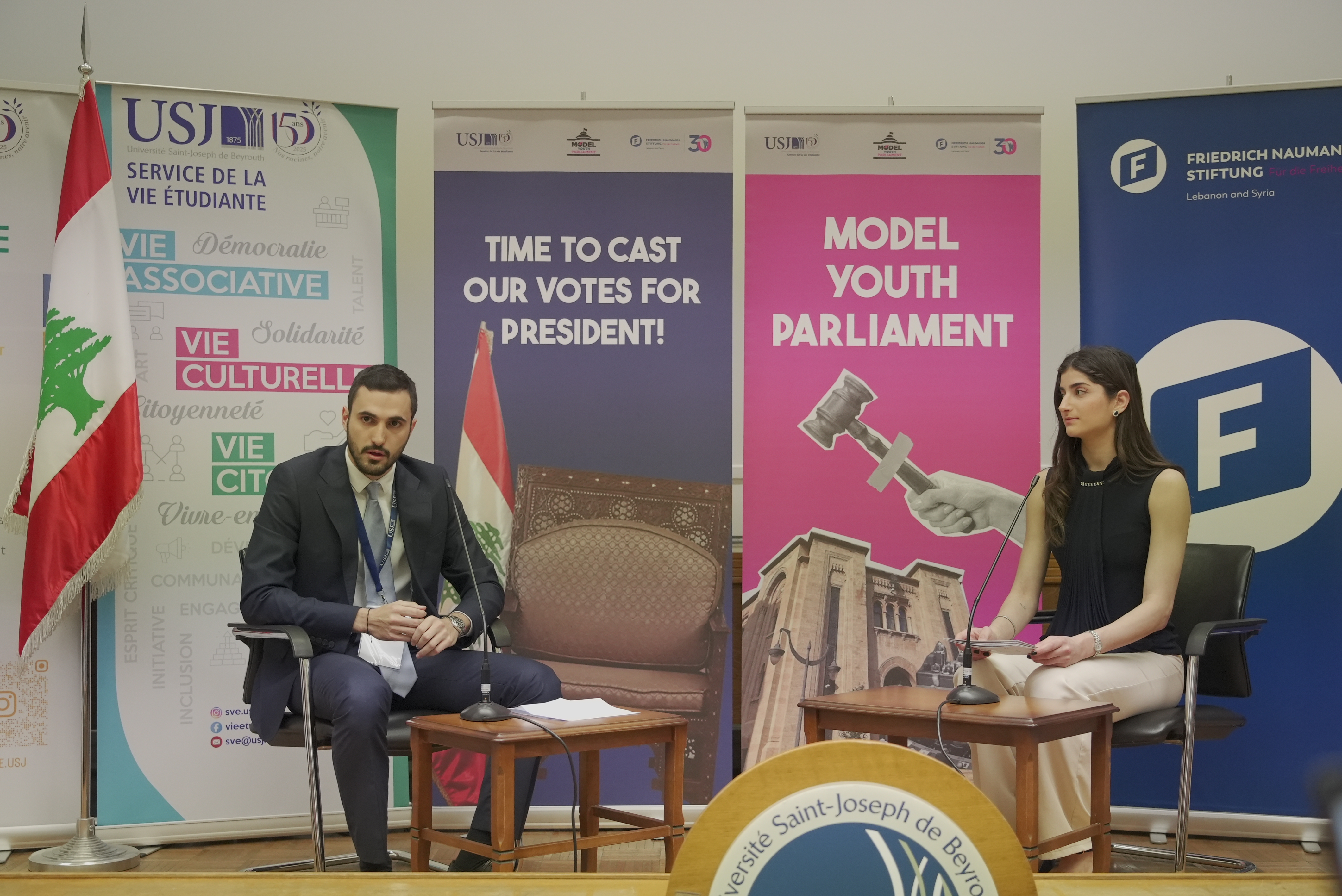 Jugendliche debattieren beim Model Youth Parliament