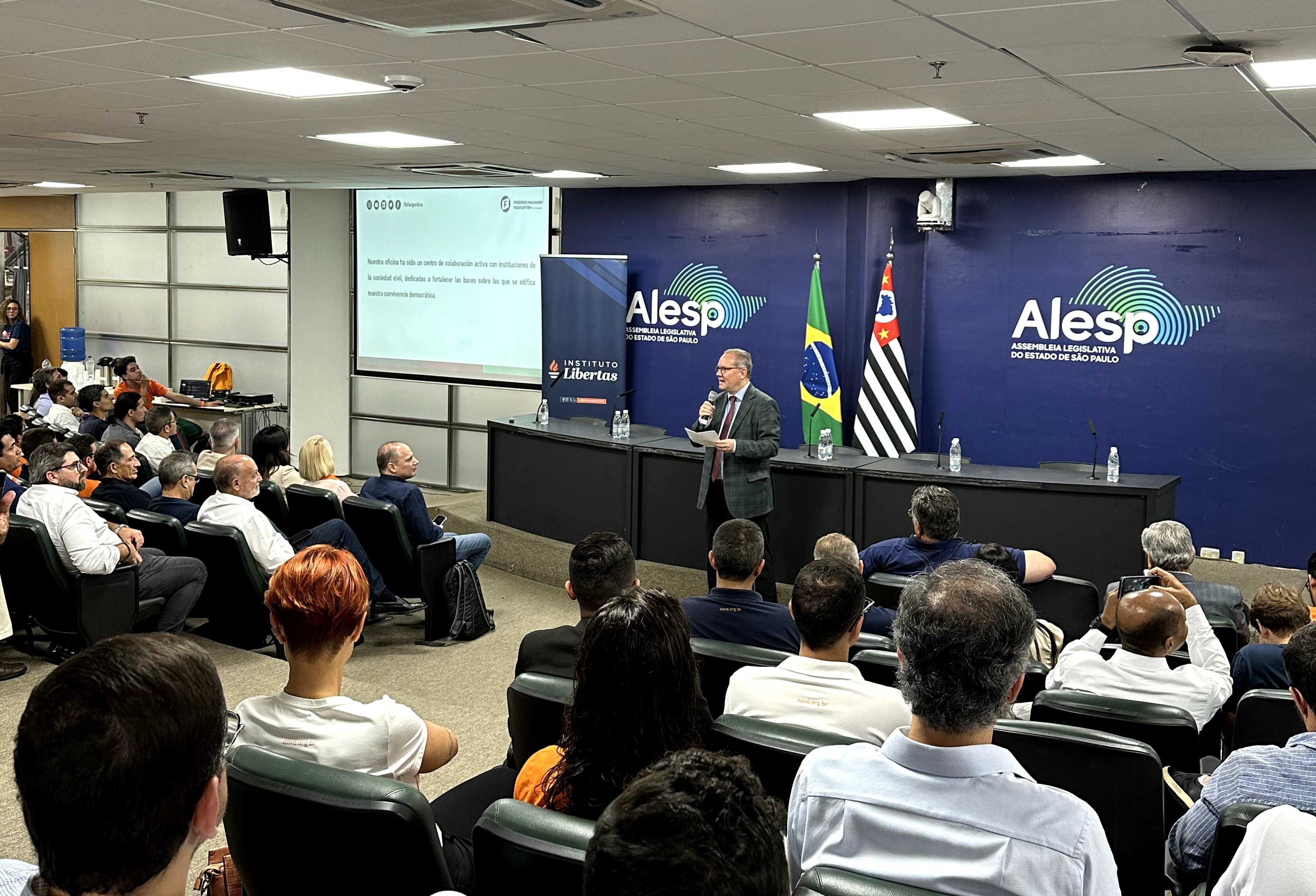 Dr. Hans-Dieter Holtzmann diserta en la Assambleia Legislativa do Estado de São Paulo. 