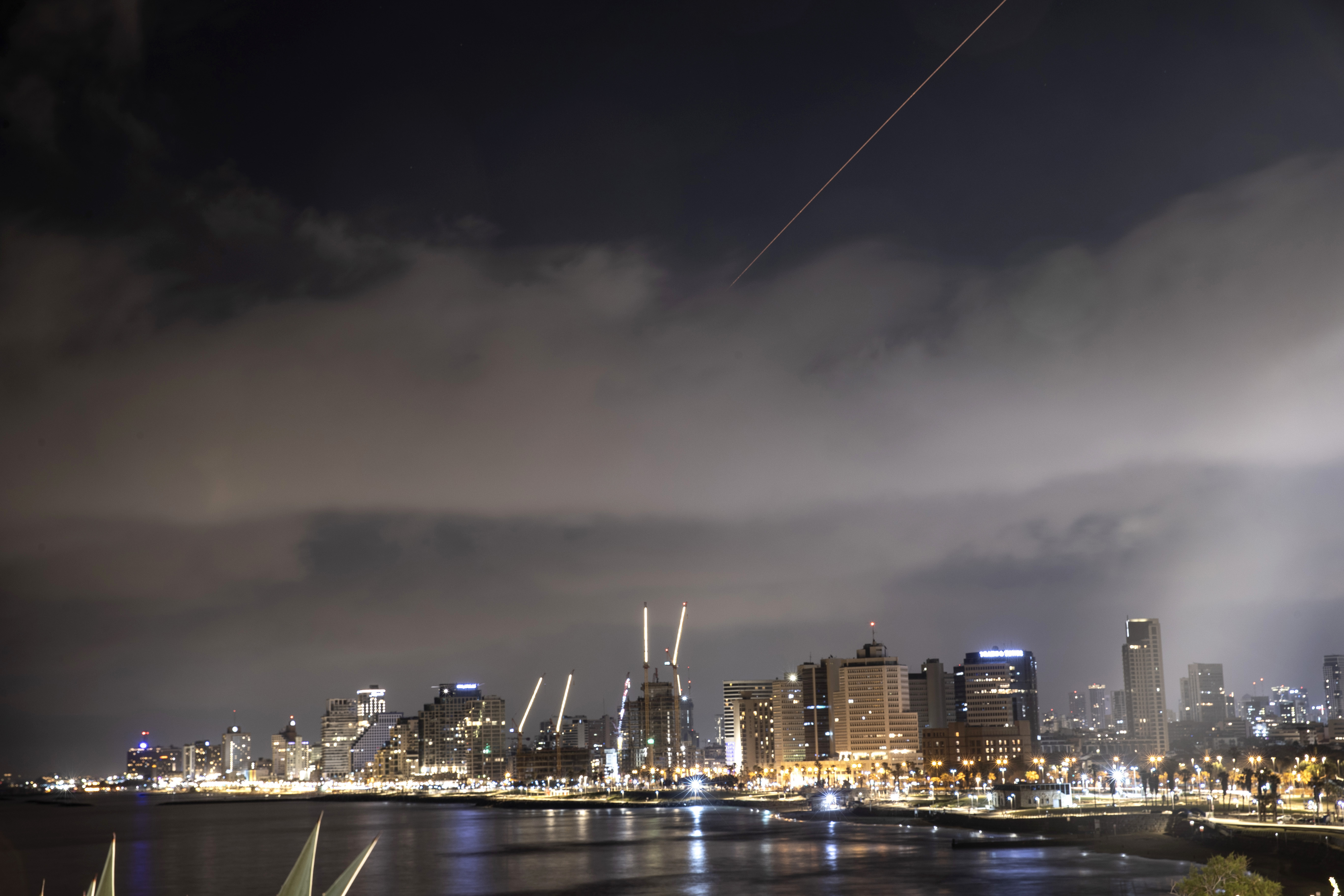 Nach dem iranischen Angriff in Tel Aviv, Israel, am 14. April 2024 sind Explosionen am Himmel der Hauptstadt zu beobachten.