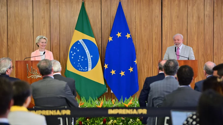 EU-Kommissionspräsidentin Ursula von der Leyen und Brasiliens Präsident Luiz Inácio Lula da Silva. © picture alliance / ZUMAPRESS.com | Frederico Brasil