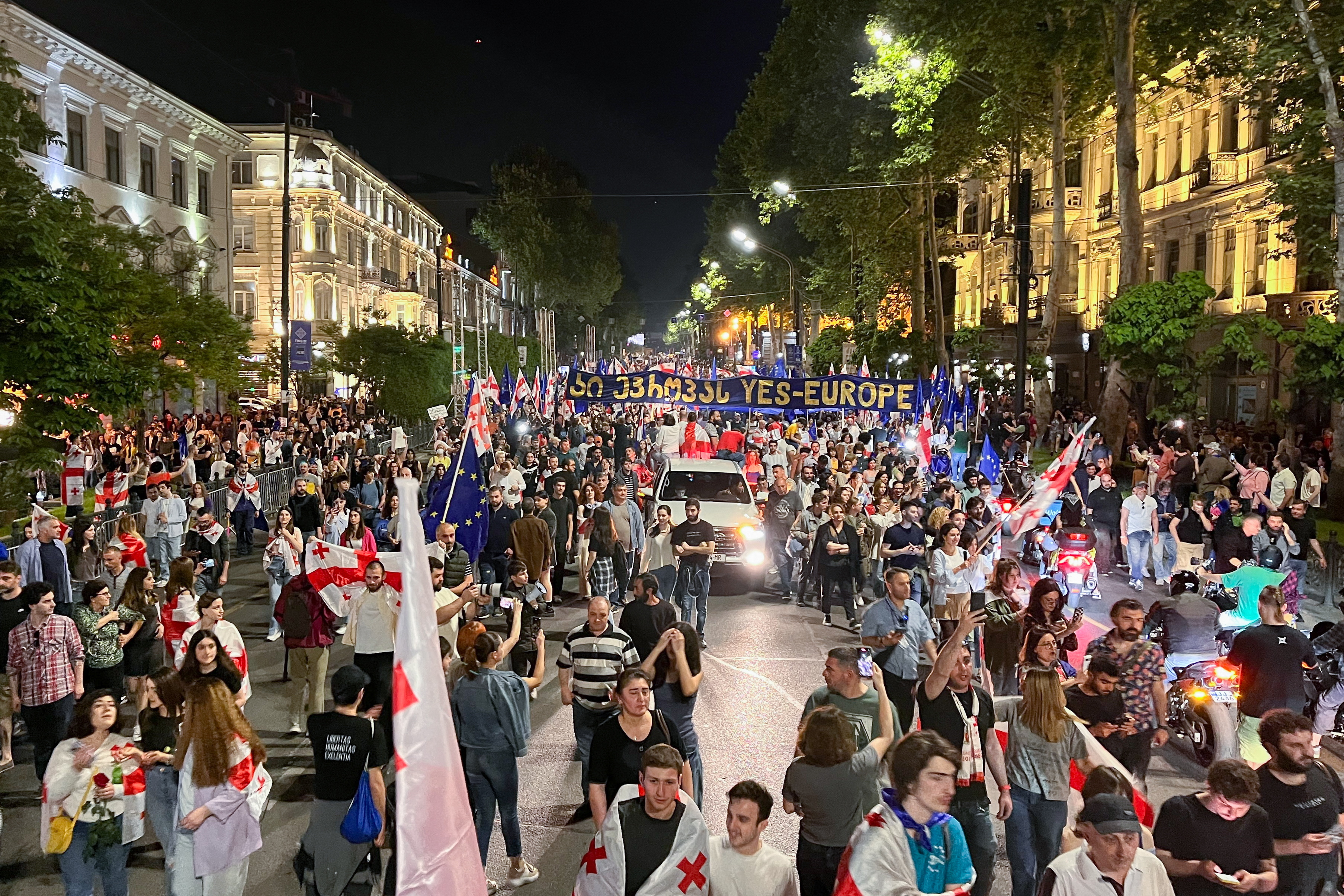 28. APRIL 2024: Menschen, die gegen das Gesetz über ausländische Agenten protestieren, marschieren zum georgischen Parlament. 
