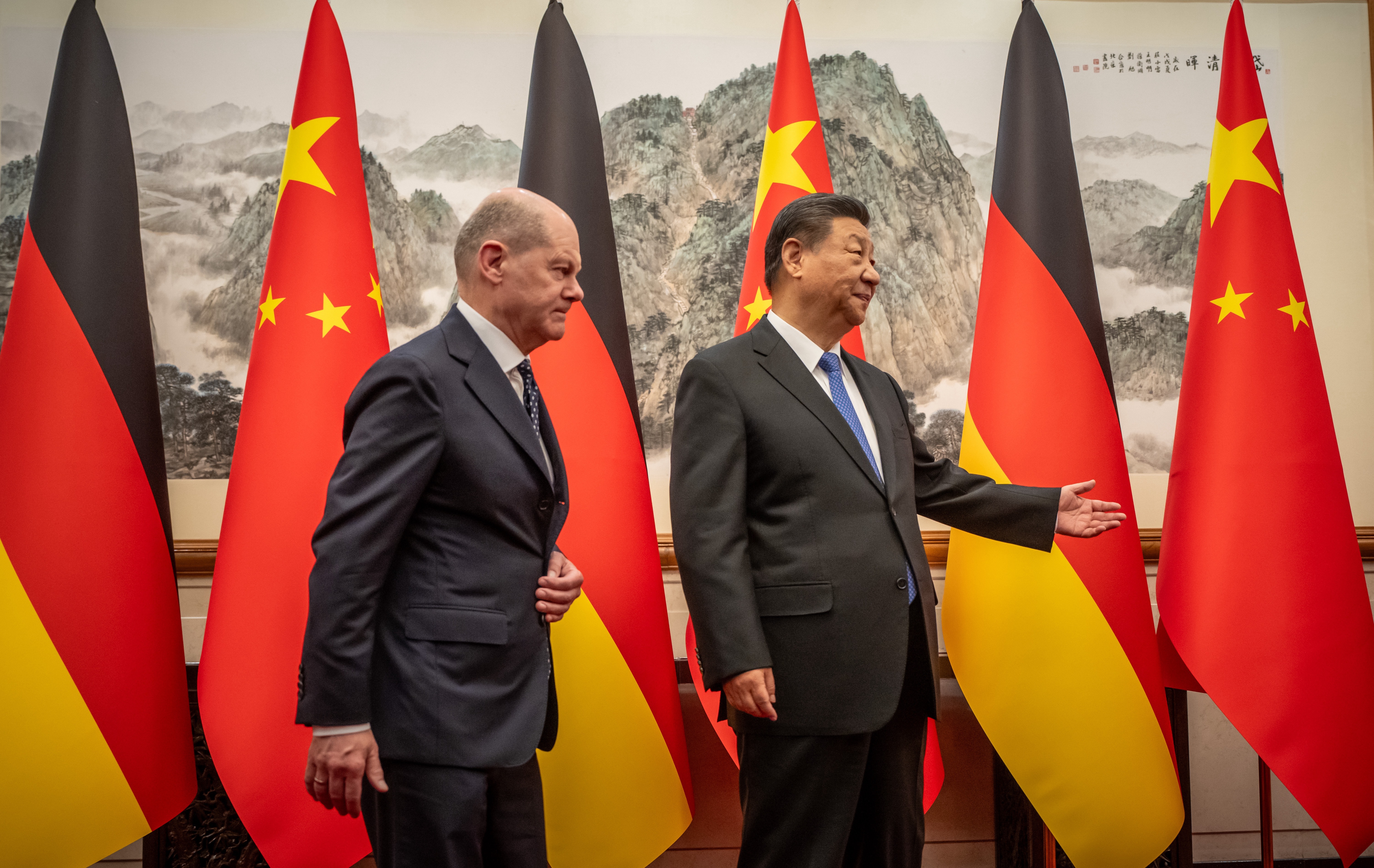 Bundeskanzler Olaf Scholz (SPD) wird von Xi Jinping, Staatspräsident von China, im Staatsgästehaus empfangen. 