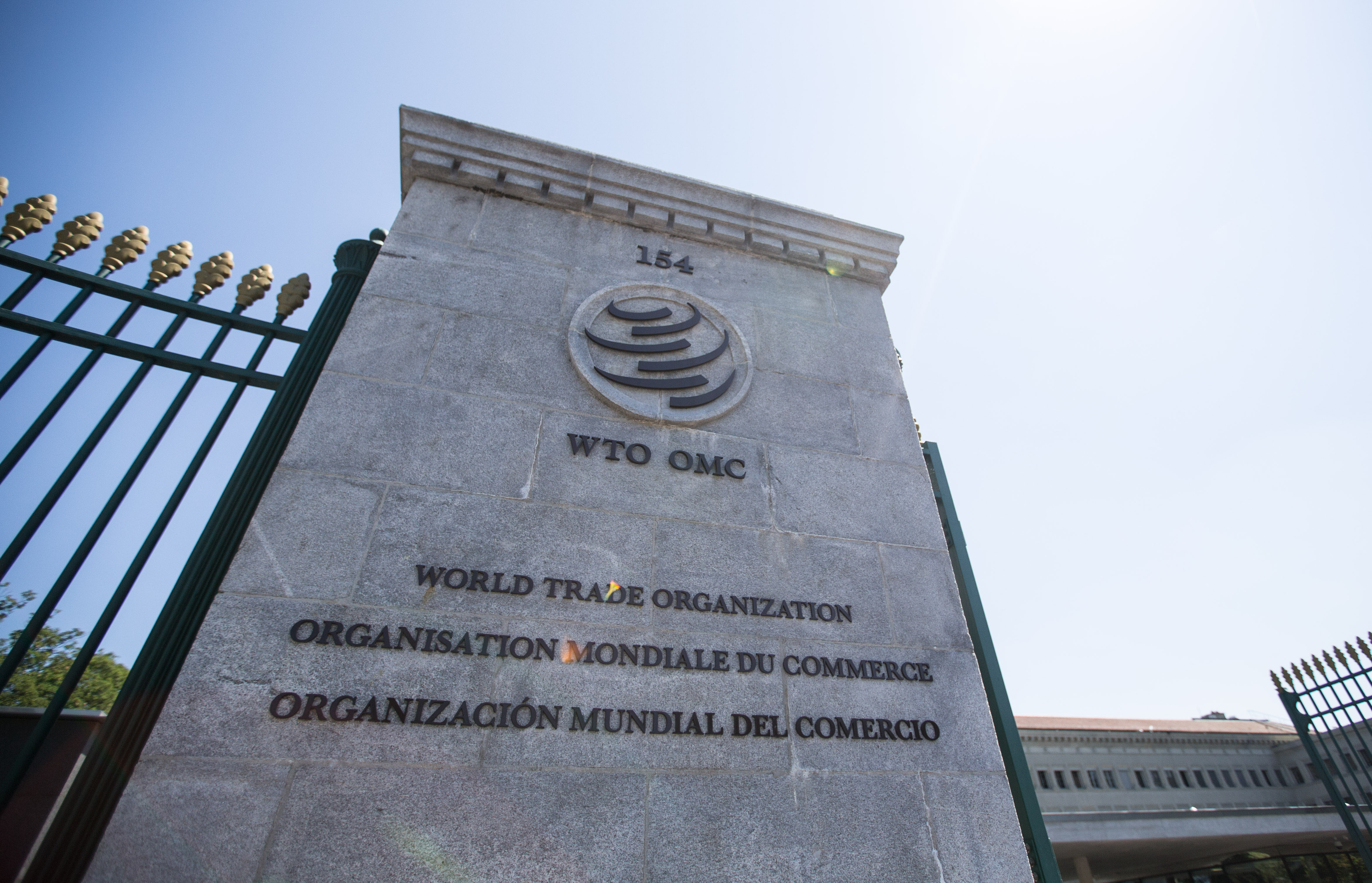 Das Logo der Welthandelsorganisation (WTO) ist am Eingang des WTO-Sitzes in Genf, Schweiz, zu sehen,