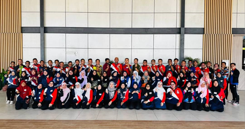 A group photo of participants, trainers, and organizers from GMM's Leadership Training for Community Leaders in Pengerang, Johor, on 24-25 April 2024