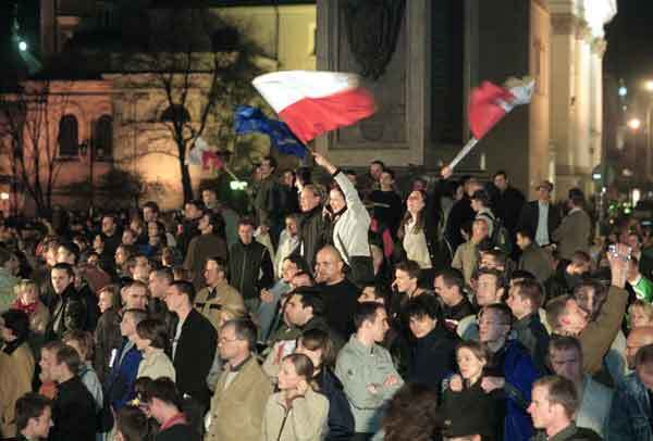 01.05.2004, Warschau, Masowien, Polen - Menschen feiern den EU-Beitritt Polens auf dem Schlossplatz (Plac Zamkowy).
