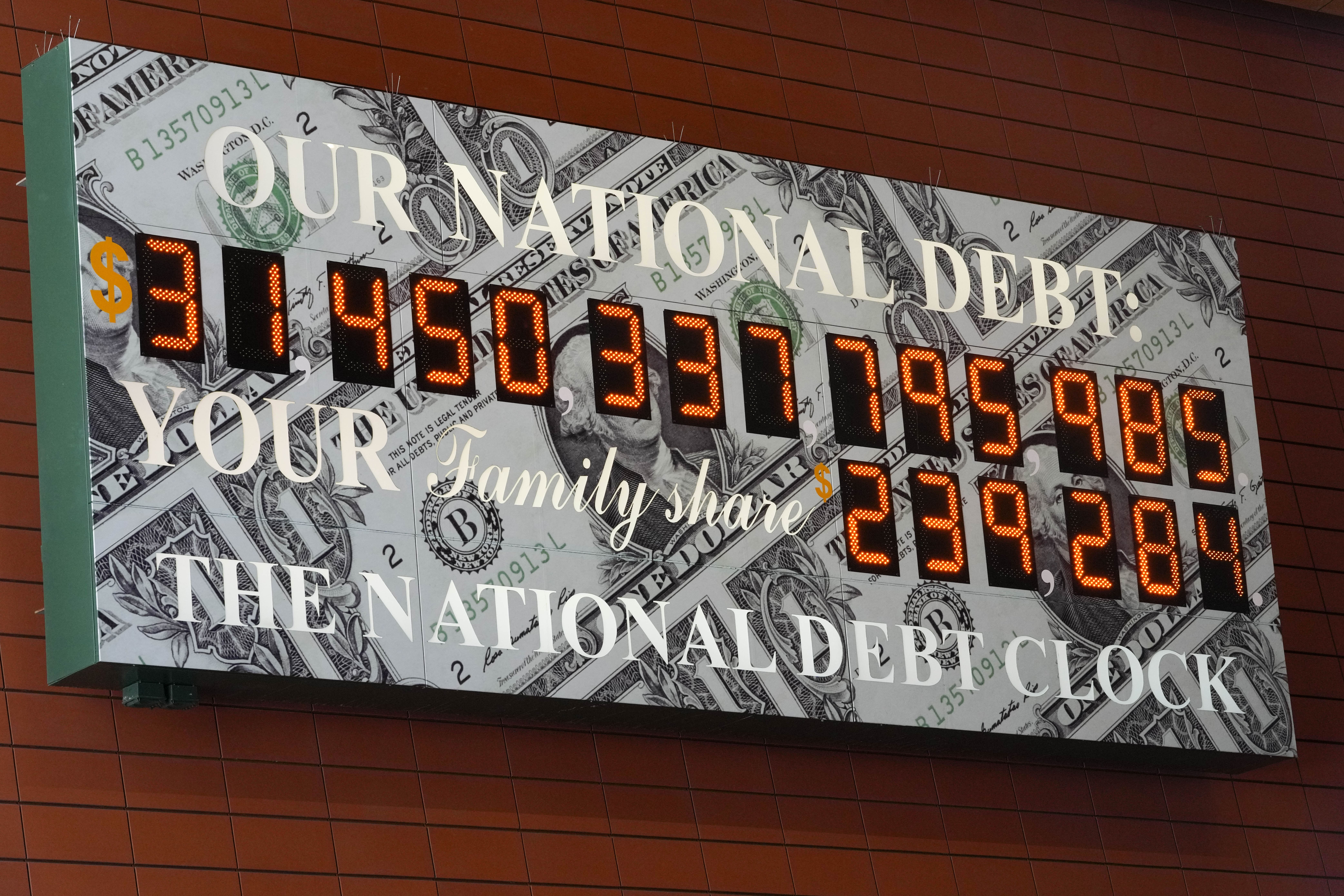 Die Uhr der Staatsverschuldung ist am Donnerstag, den 25. Mai 2023, im Zentrum von Manhattan zu sehen. 