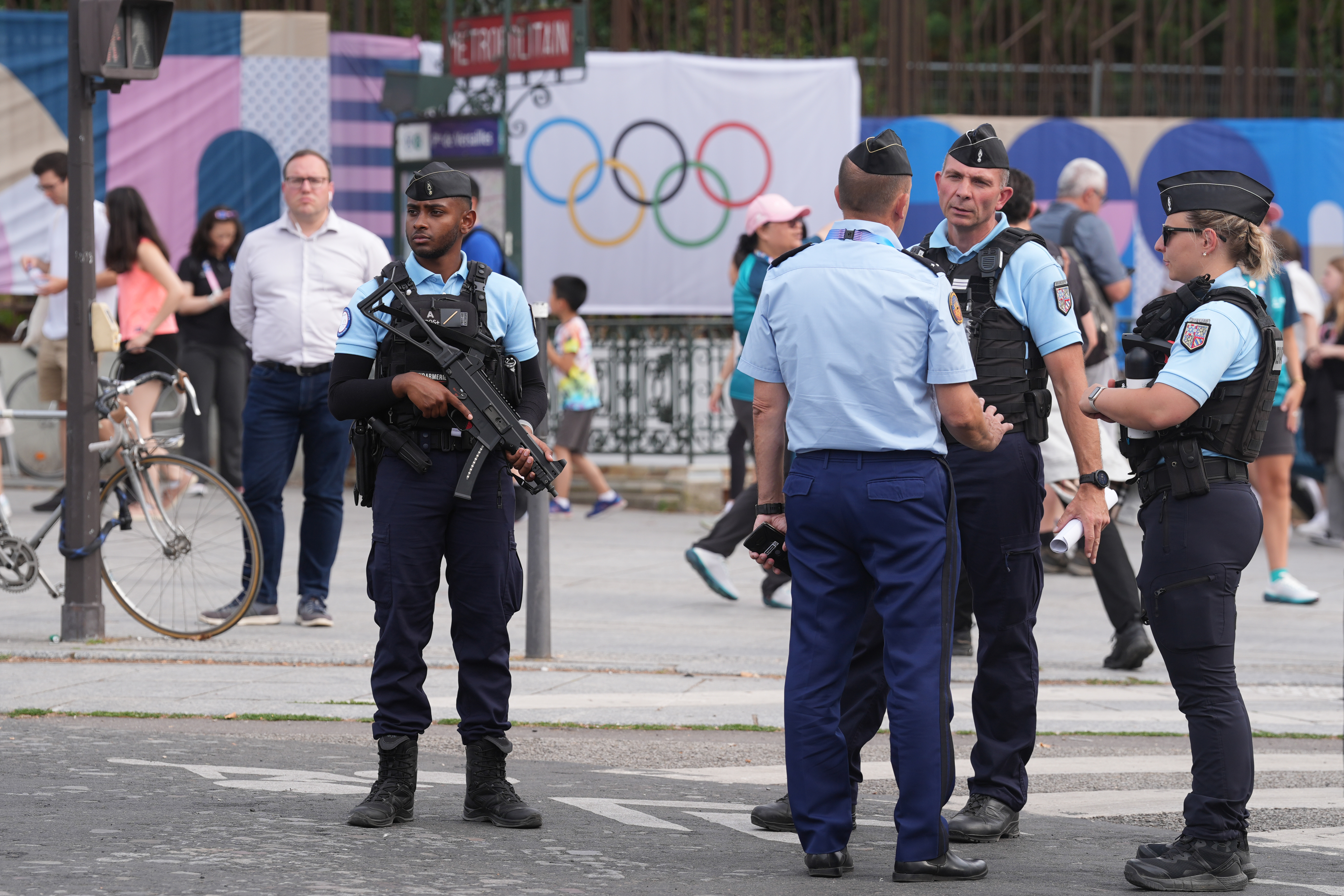 Vor den Olympischen Sommerspielen, Olympia Paris 2024, Polizisten stehen in einer Straße in Paris Wache. 