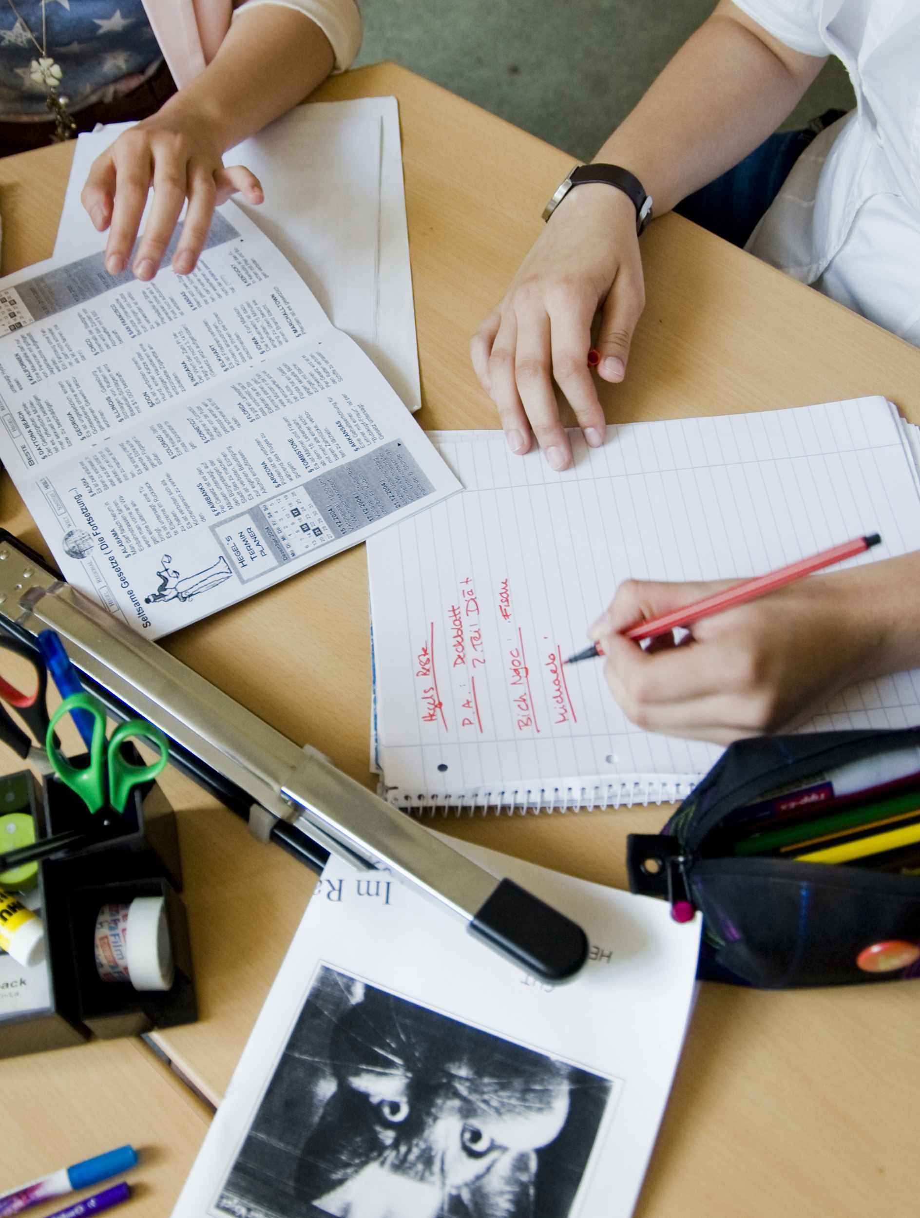 Schüler während einer Redaktionssitzung der Schülerzeitung AG. 