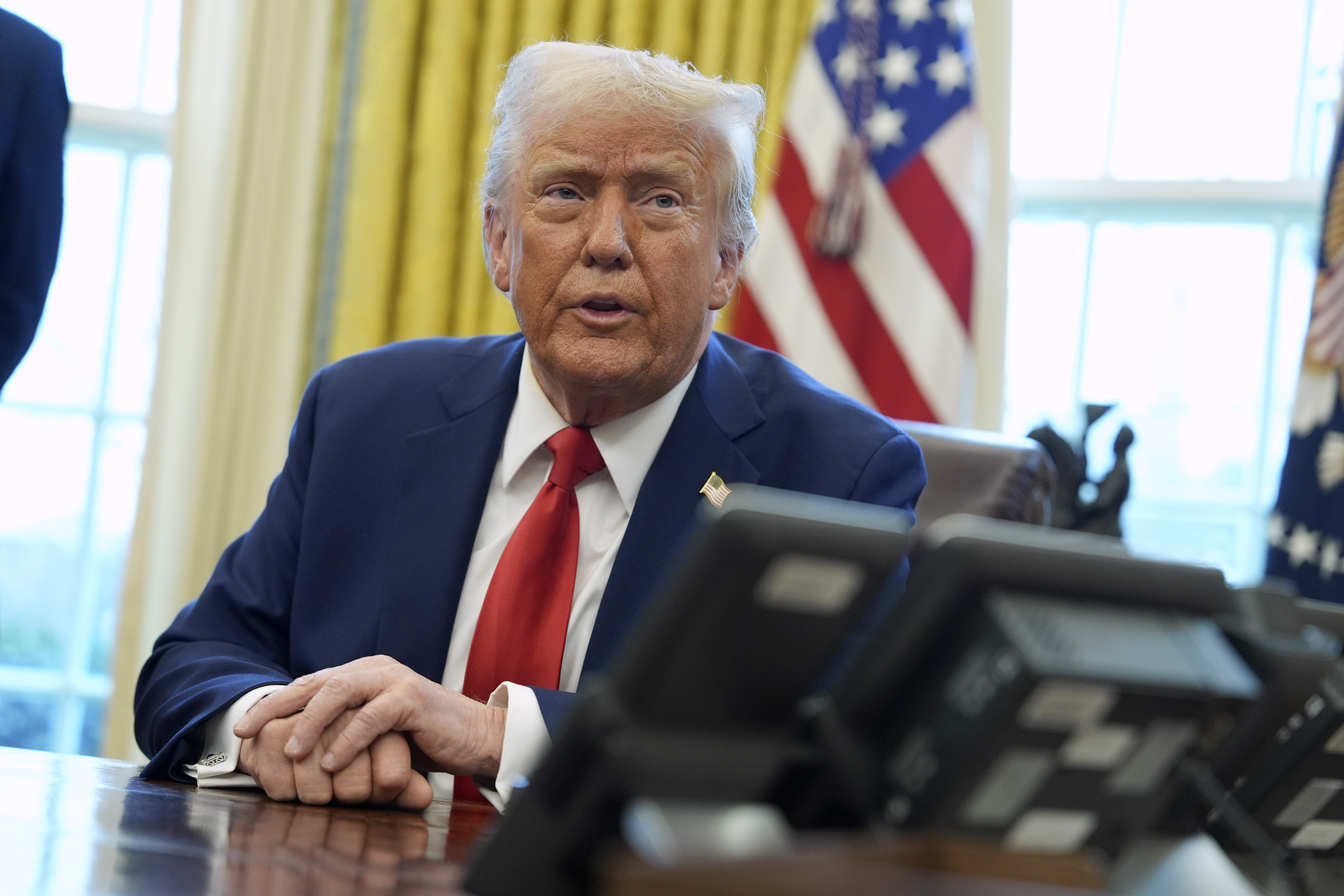 Präsident Donald Trump spricht nach der Unterzeichnung von Dekreten im Oval Office des Weißen Hauses,