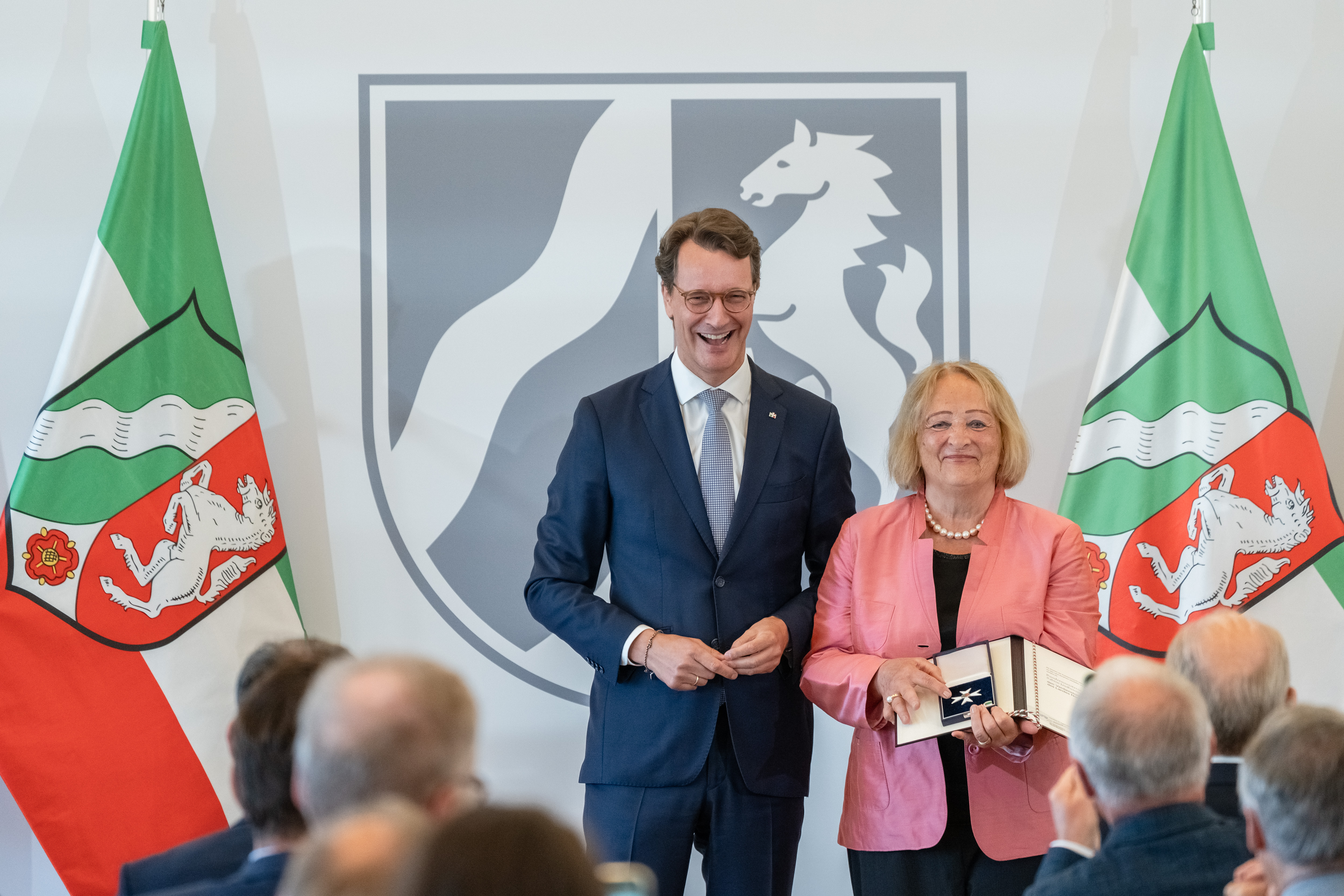 Ministerpräsident Hendrik Wüst verleiht den Verdienstorden des Landes Nordrhein-Westfalen an Sabine Leutheusser-Schnarrenberger.