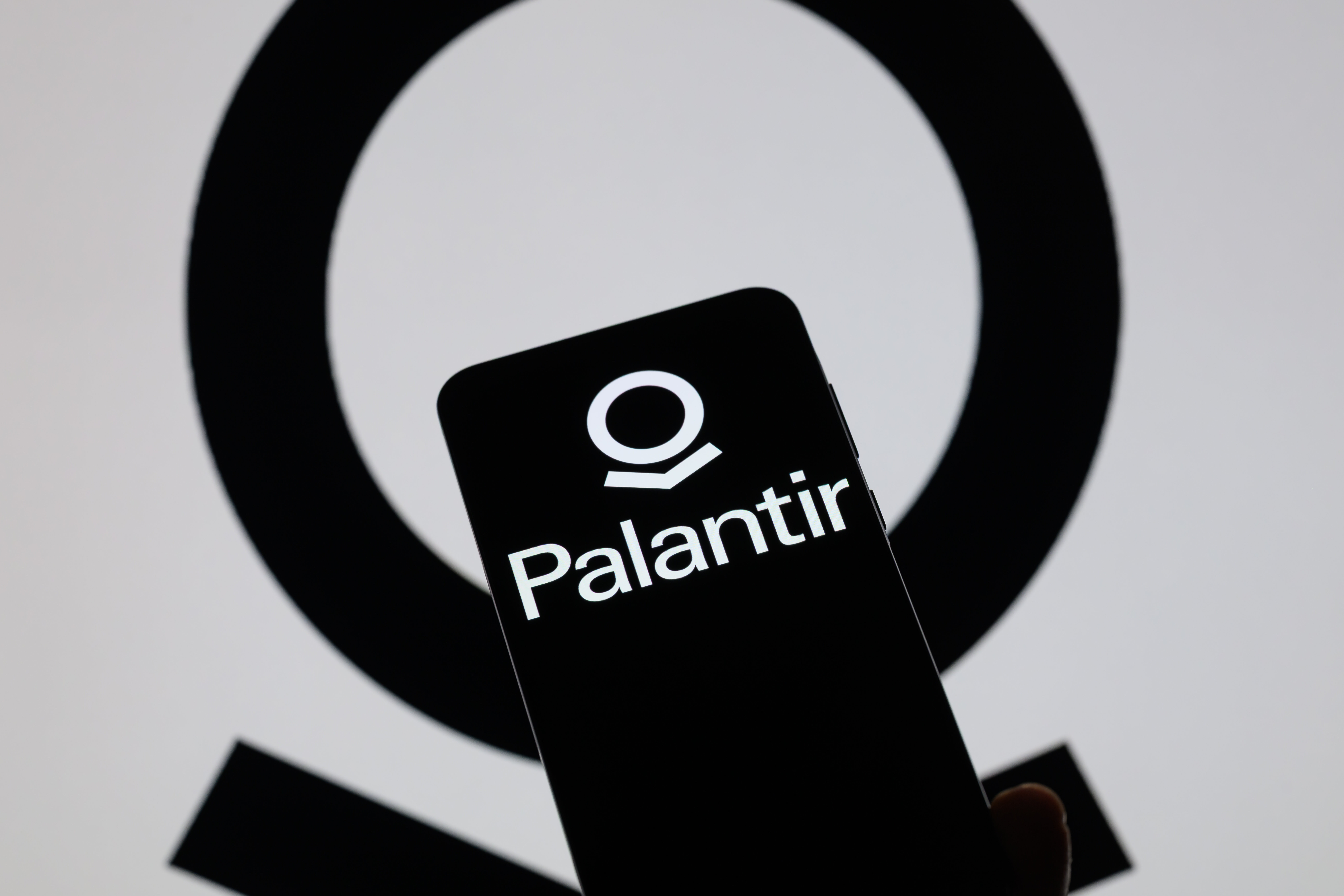 Das Logo von Palantir Technologies wird auf einem Mobiltelefon angezeigt