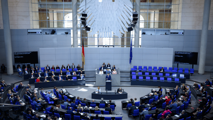 Lars Klingbeil (SPD, M), Bundesminister der Finanzen, spricht in der 26. Plenarsitzung der 21. Legislaturperiode im Deutschen Bundestag.