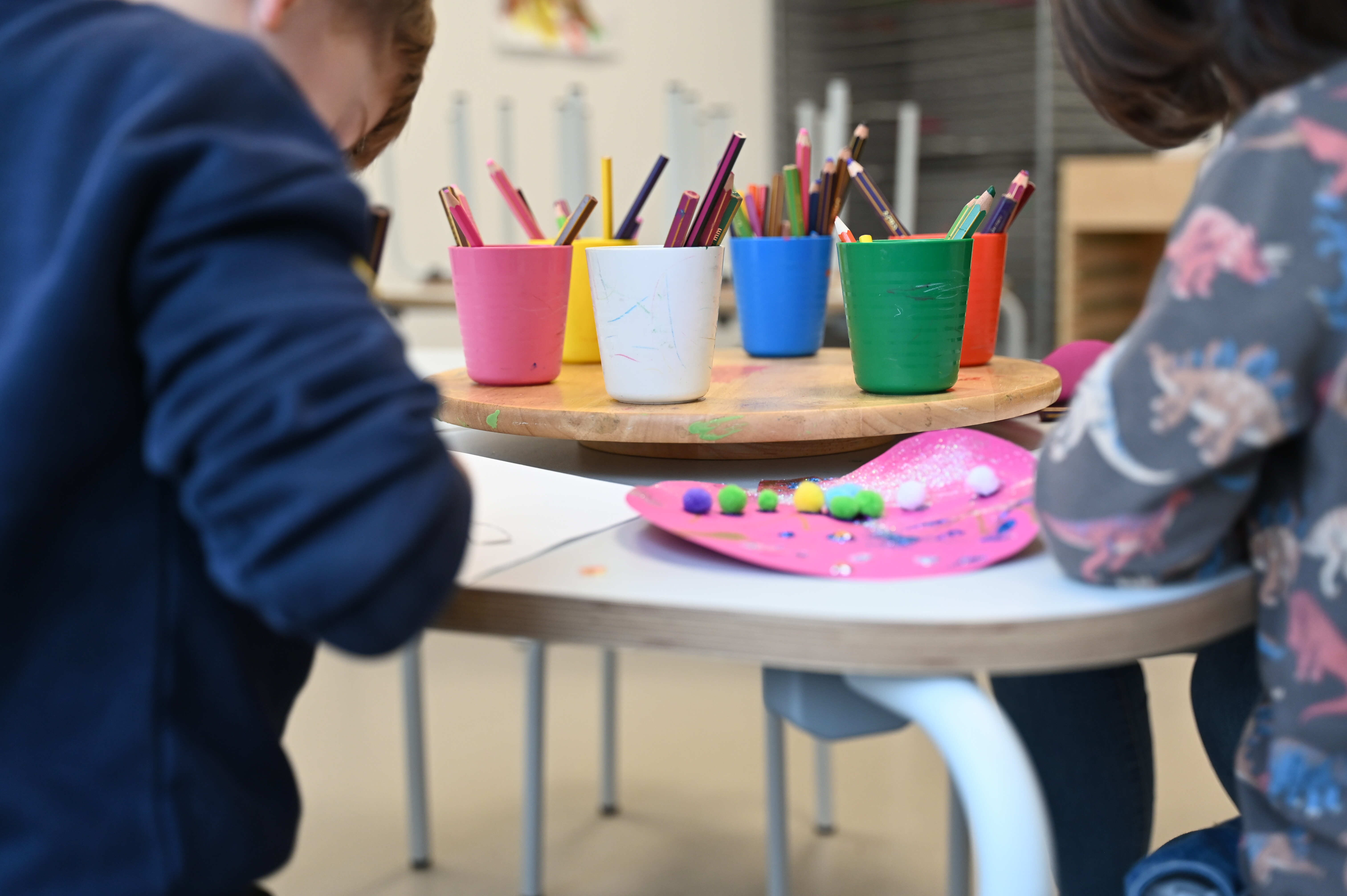 Kinder basteln gemeinsam in einer Kindertagesstätte. 