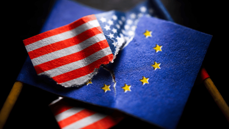 Angerissene und ineinander verkeilte EU- und USA-Fahne, Symbolfoto Zollstreit und Zoll-Deal 