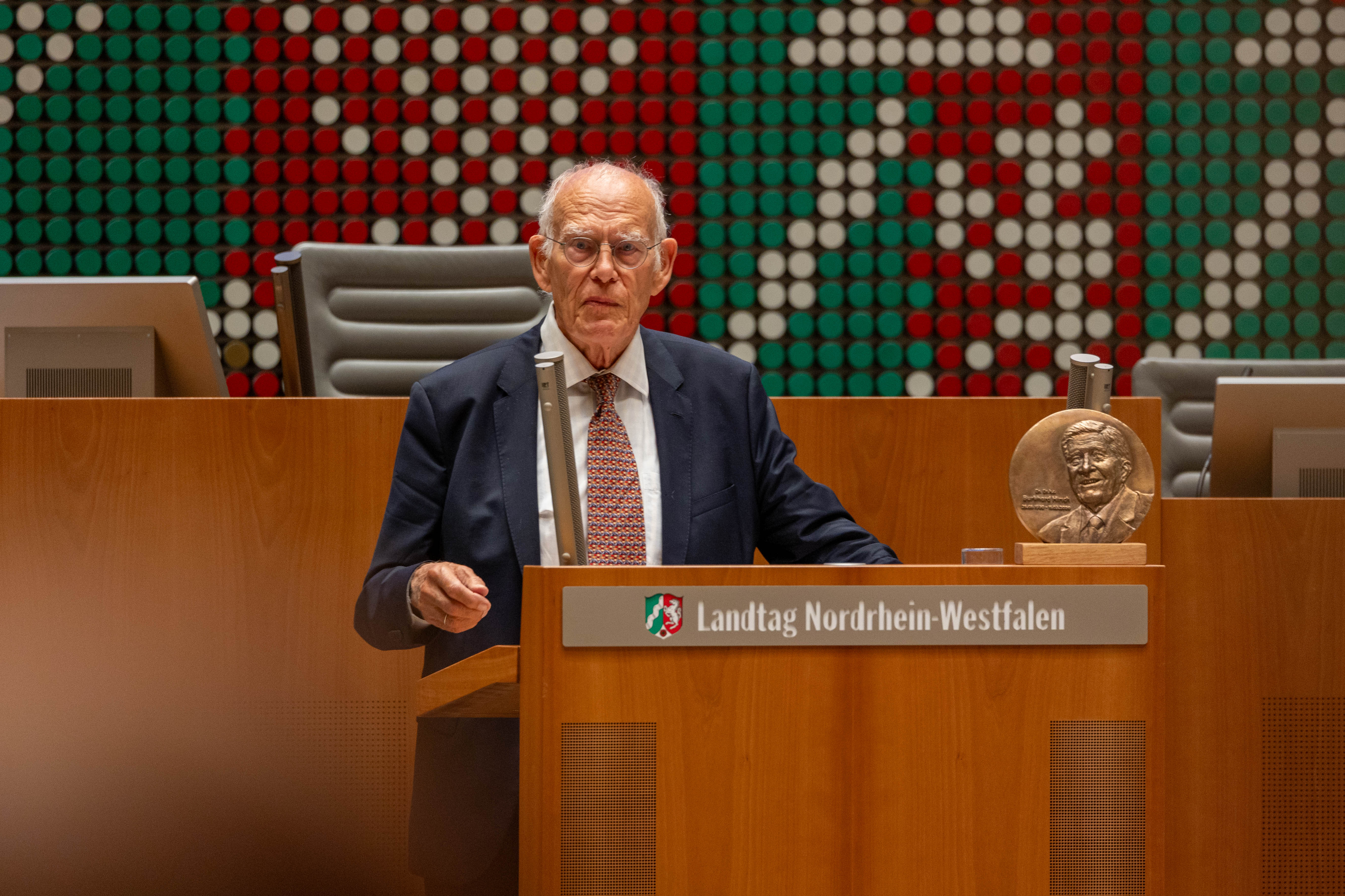 Erster Preisträger ist der ehemalige Bundesverfassungsrichter Wolfgang Hoffmann-Riem.