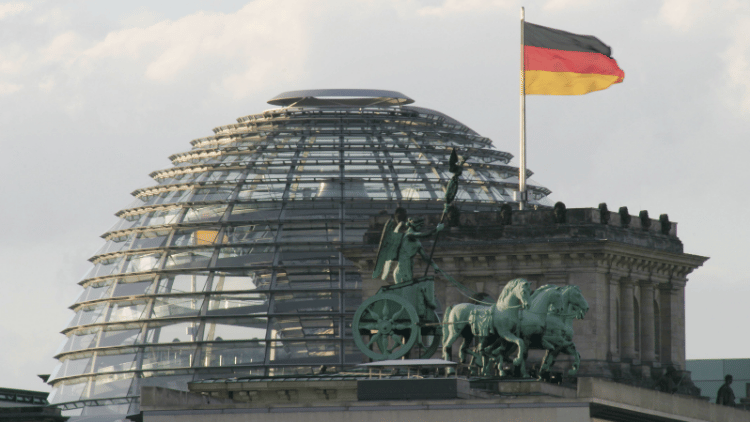 Viergespann auf dem Brandenburger Tor und Kuppel des Reichstags, Berlin.