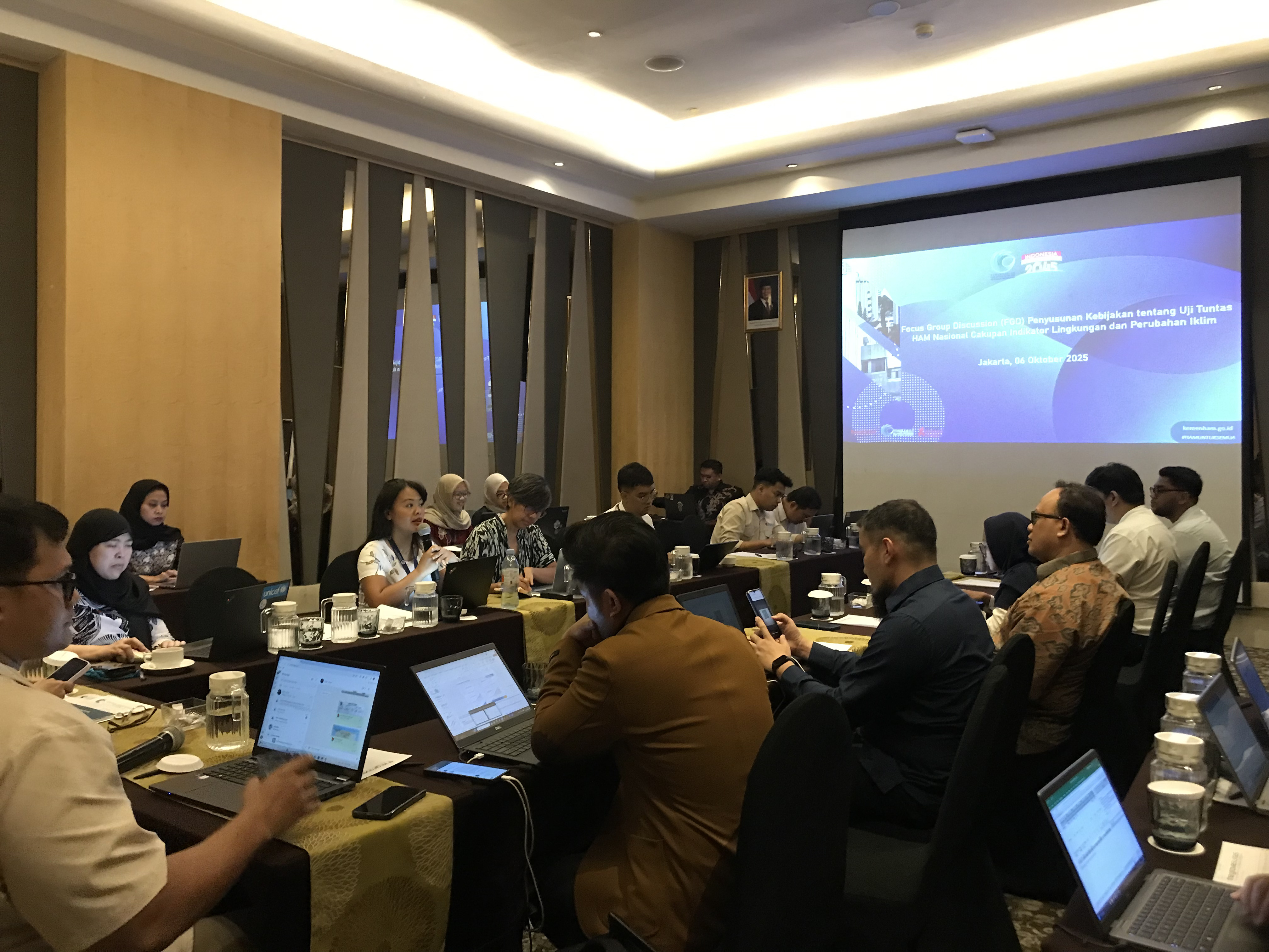 Participants of the FGD discussing policy recommendation for the implementation of Human Rights Due Diligence (HRDD) in Indonesia.