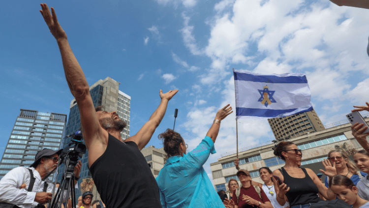 Menschenmenge versammelt sich auf dem Hostages Square, schwenkt israelische und US-amerikanische Flaggen und feiert das Waffenstillstandsabkommen,