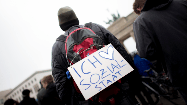  Demonstranten mit Plakat Ich liebe den Sozialstaat 