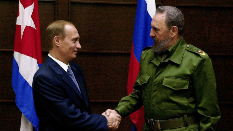 Seit den Tagen des Kalten Krieges pflegen Russland und Kuba ein enges Verhältnis. Symbolträchtig dafür steht eine Aufnahme aus dem Jahr 2000, die Wladimir Putin mit dem mittlerweile verstorbenen kubanischen Revolutionsführer Fidel Castro zeigt.