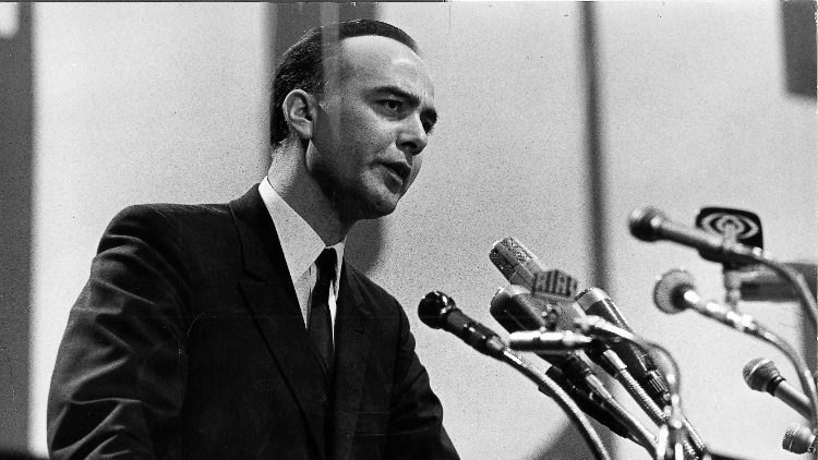 Hans Friderichs an einem Rednerpult ca. 1970 